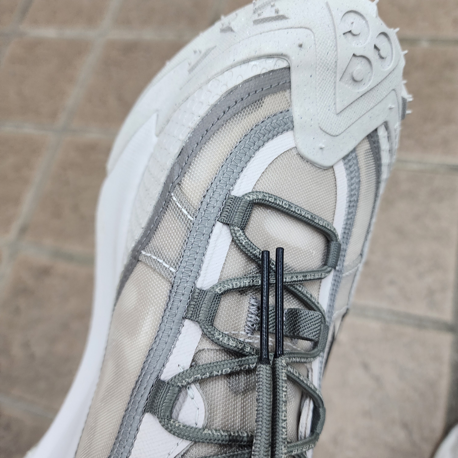 Nike ACG Mountain Fly 2 Low Light Iron Ore Black 착용 스타일
