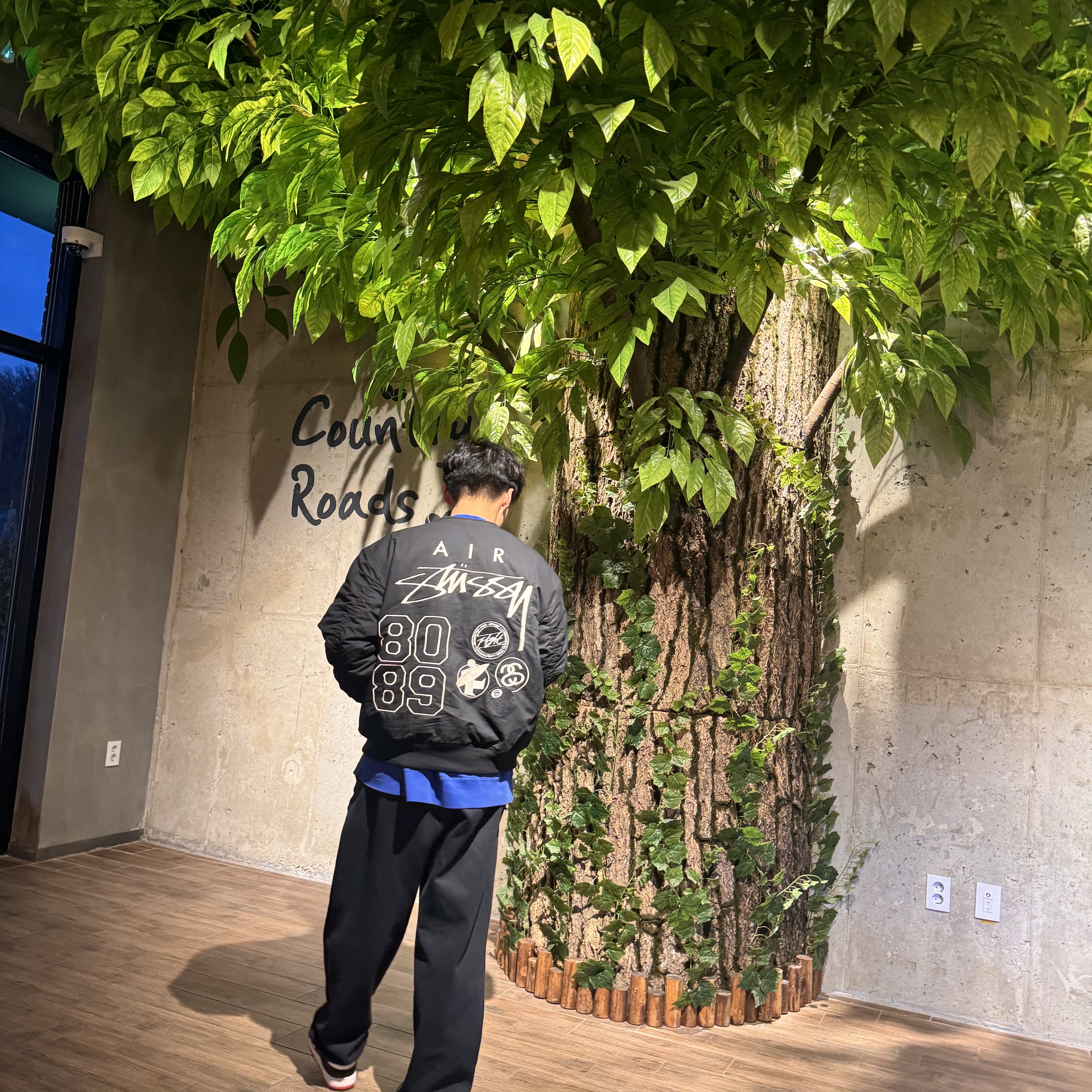 Nike x Stussy Reversible Jacket Black (FJ9153-010), Nike x Stussy NRG Washed Fleece Pants Black (DO5296-010) 착용 스타일