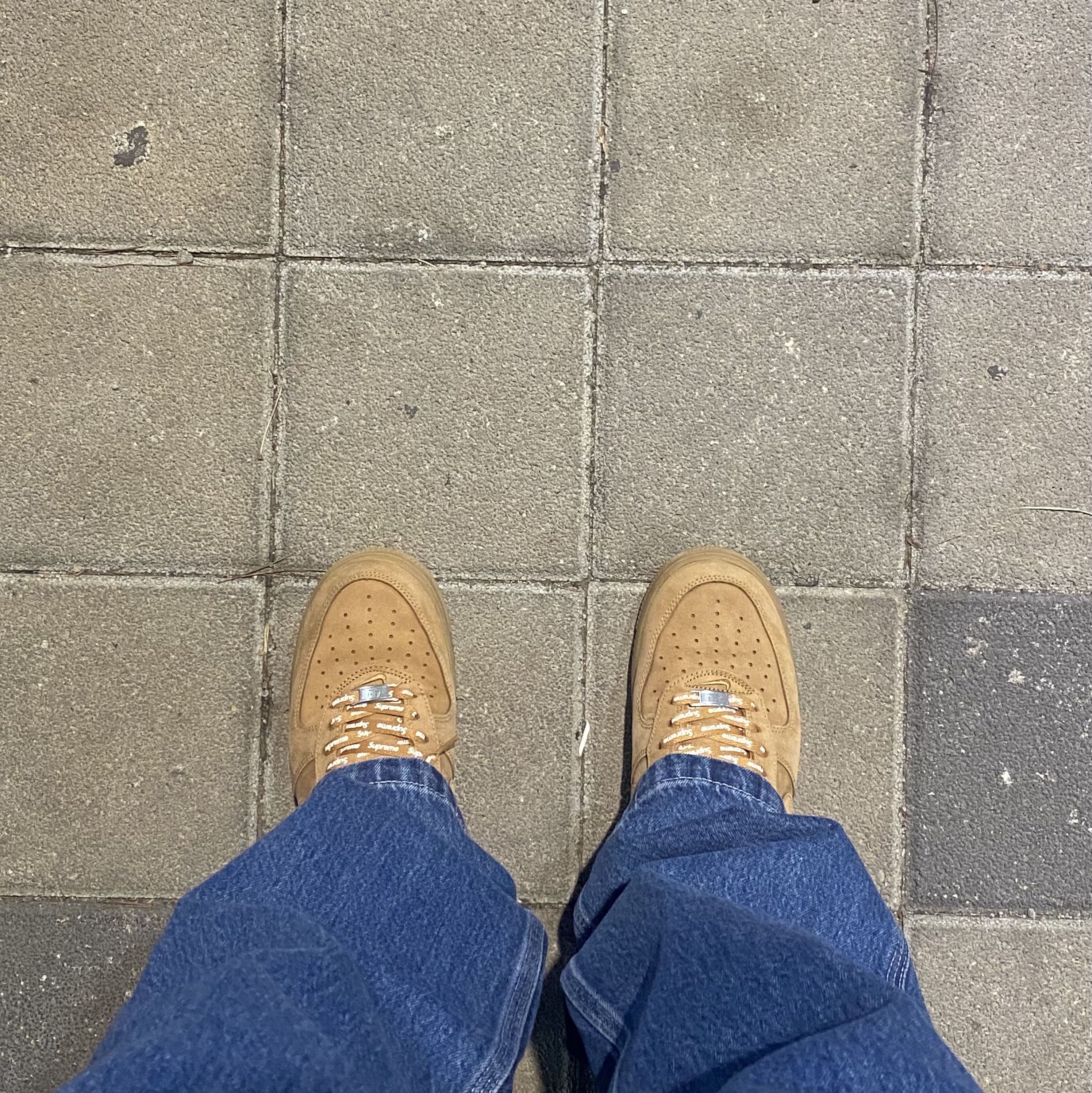 Nike x Supreme Air Force 1 Low Flax 착용 스타일