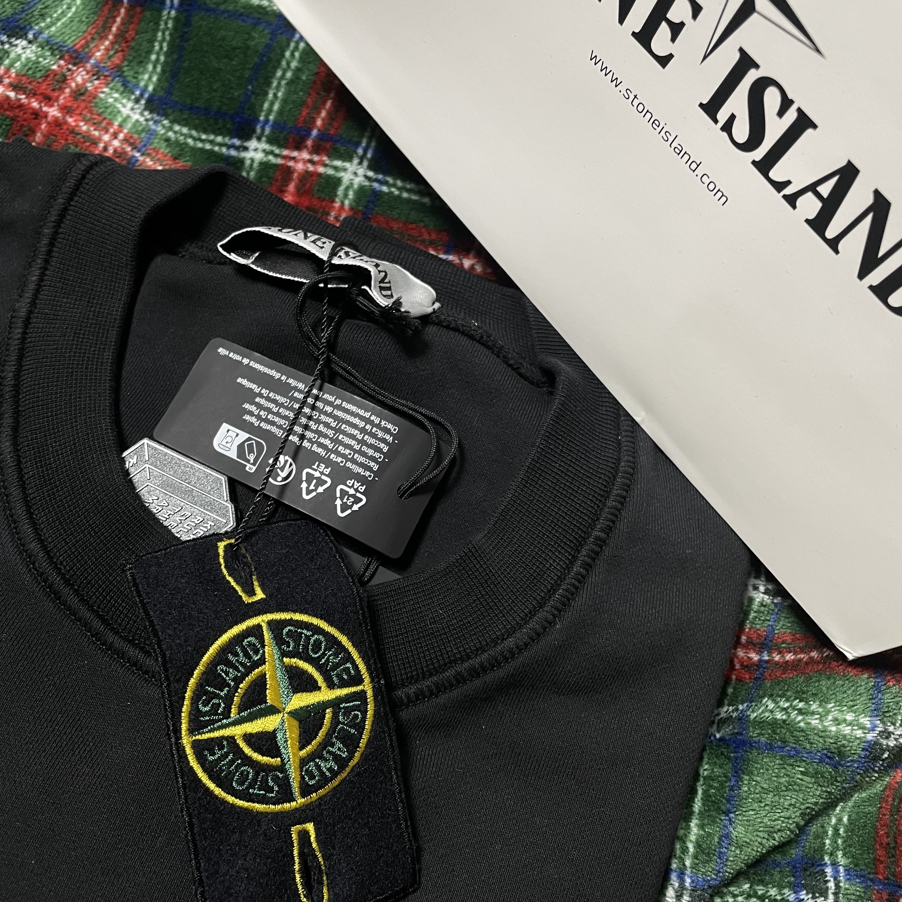 Stone Island 63051 Cotton Fleece Garment Dyed Sweatshirt Black - 23SS 착용 스타일