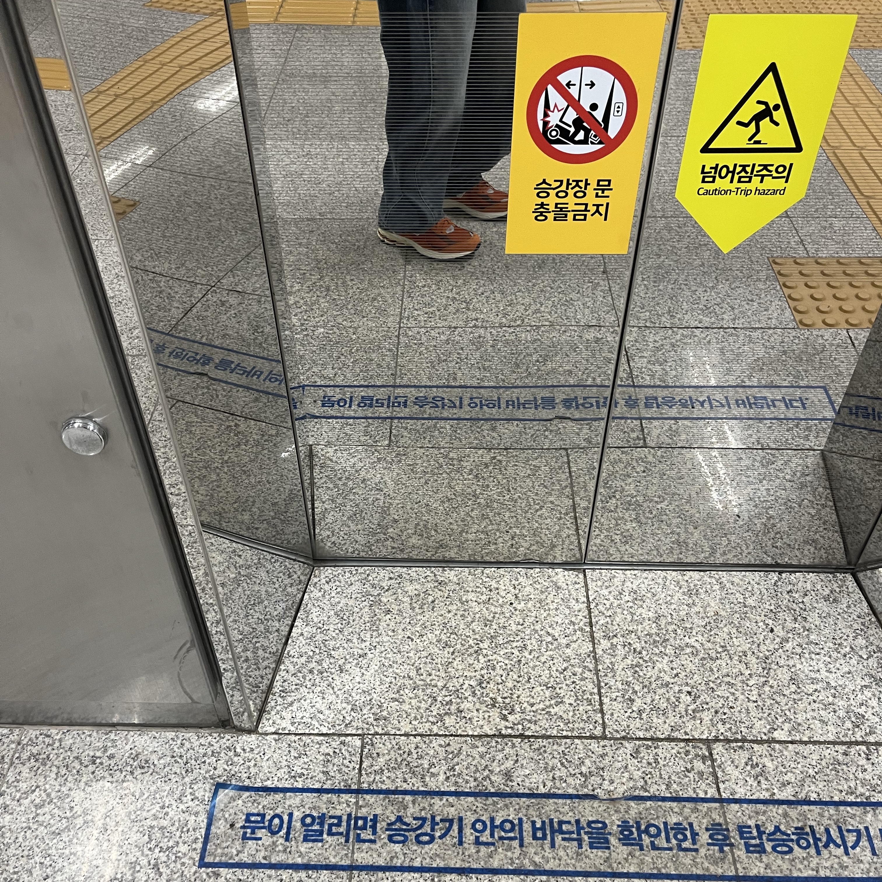 뉴발란스 2002R 러스트 옥사이드 착용 스타일