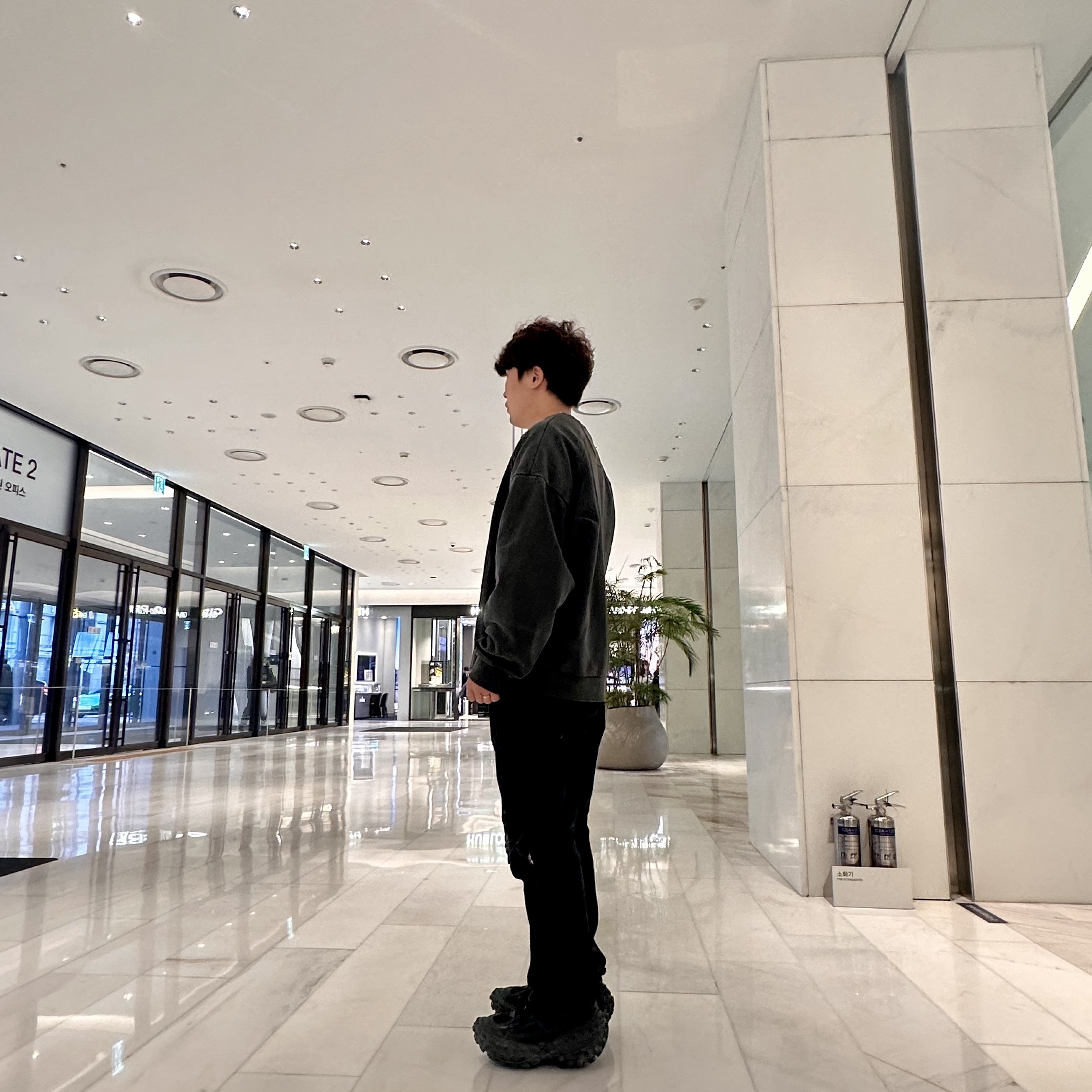 Balenciaga Defender Sneakers Black 착용 스타일