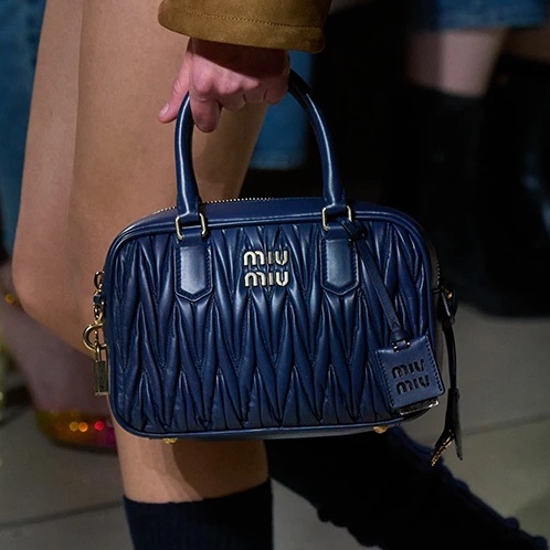 (W) Miu Miu Regard Sunglasses Blue Lenses Honey Tortoiseshell Acetate Standard fit, Miu Miu Matelasse Nappa Leather Top Handle Bag Baltic Blue 착용 스타일 - 4