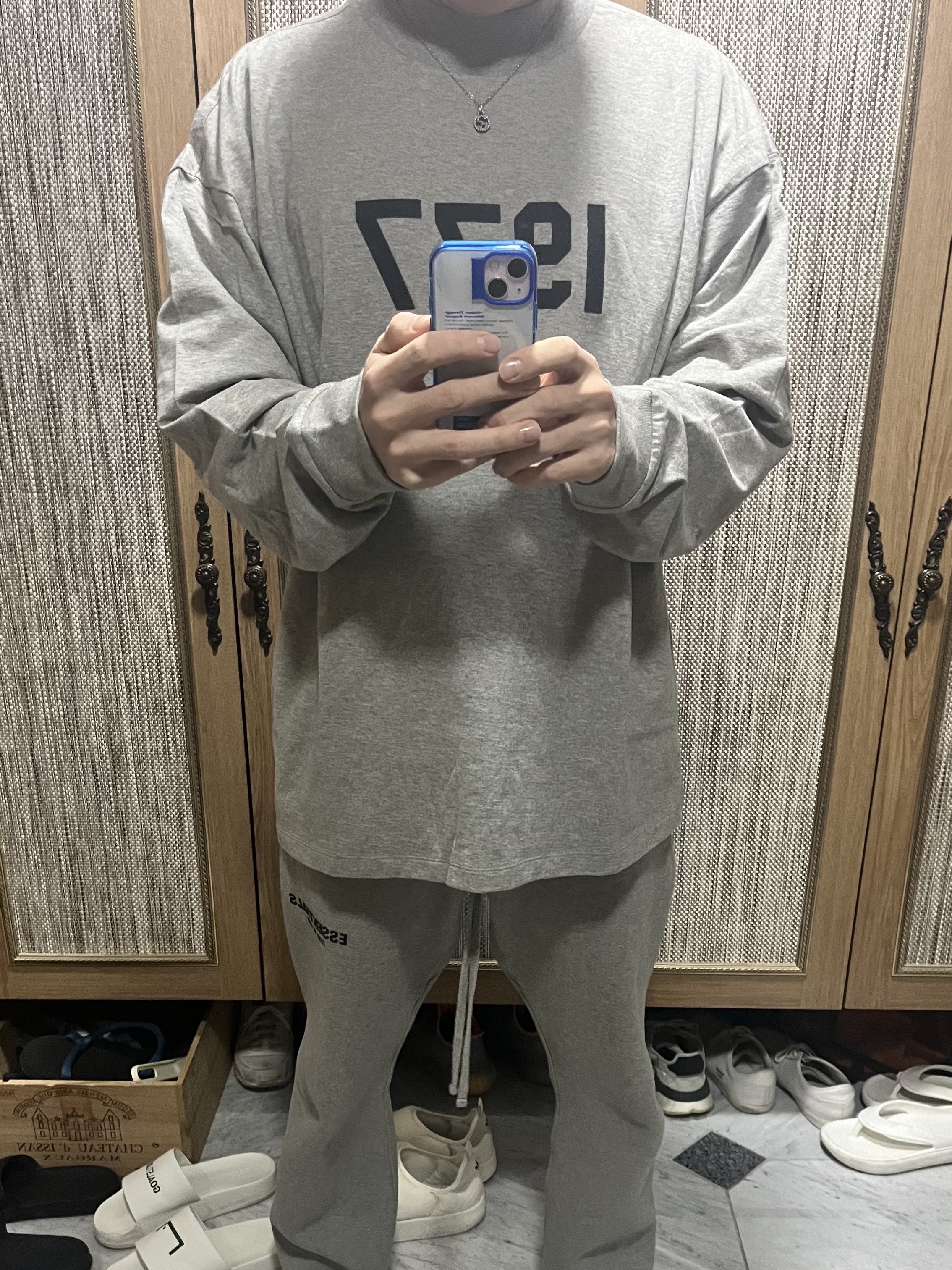 Essentials 1977 Long Sleeve T-Shirt Dark Oatmeal - 22SS 착용 스타일