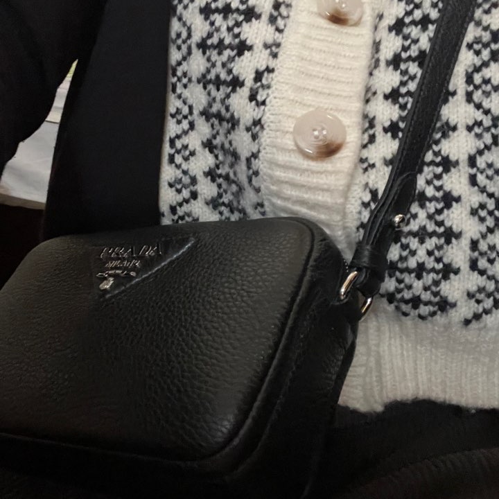 Prada Leather Small Shoulder Bag with Soft Lines Black 착용 스타일 - 2