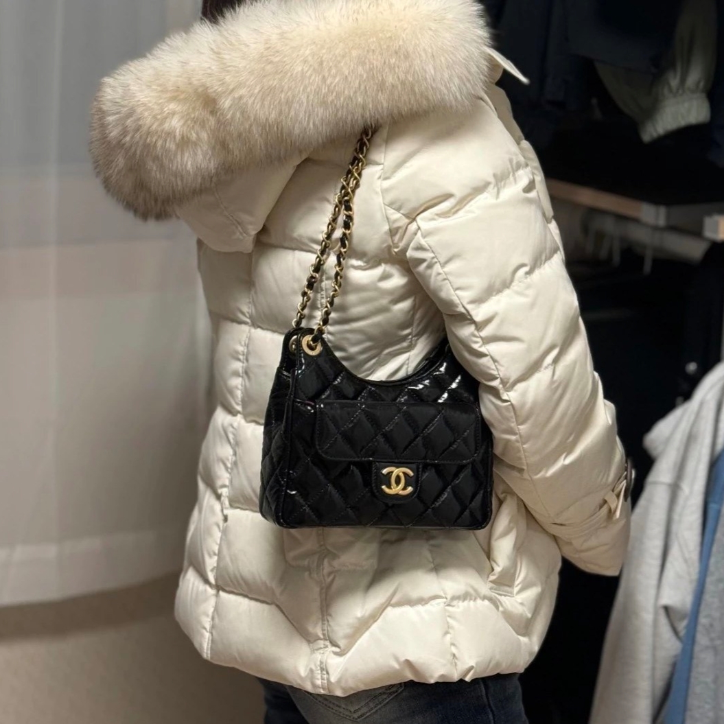 Chanel Small Hobo Bag Shiny Crumpled Calfskin & Gold Black 착용 스타일 - 2