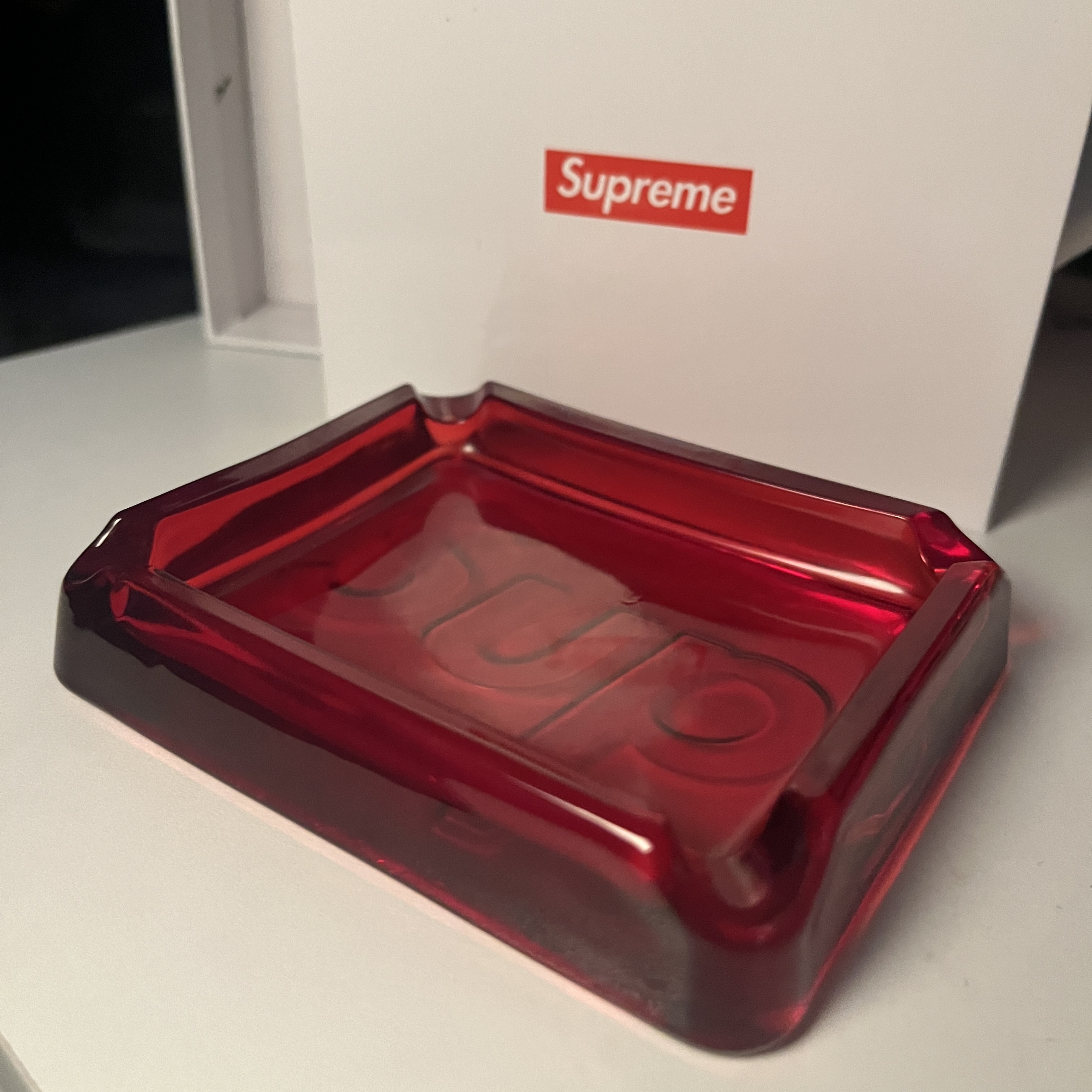 Supreme Debossed Glass Ashtray Red - 20SS 착용 스타일