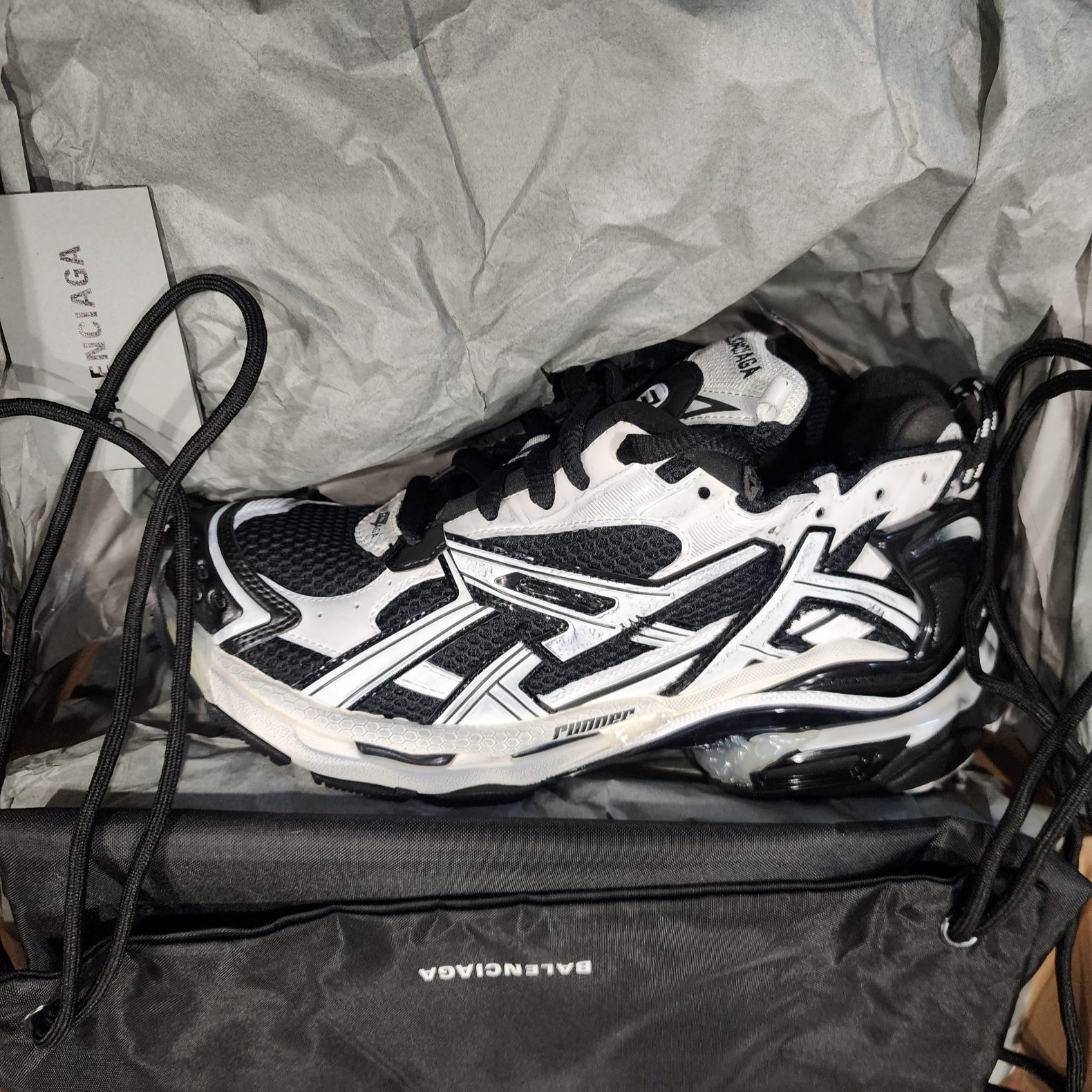 Balenciaga Runner Sneakers Black White 착용 스타일