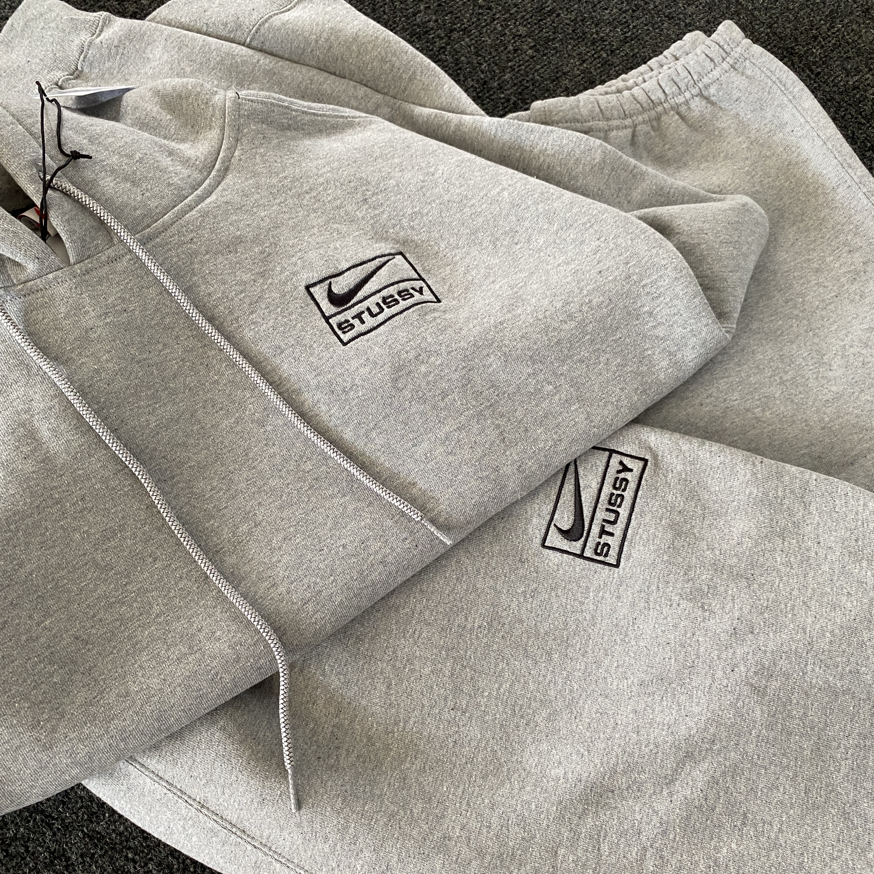 Nike x Stussy NRG RA Fleece Pants Dark Grey Heather (DJ9491-063), Nike x Stussy NRG RA Pullover Hoodie Dark Grey Heather (DJ9488-063) 착용 스타일