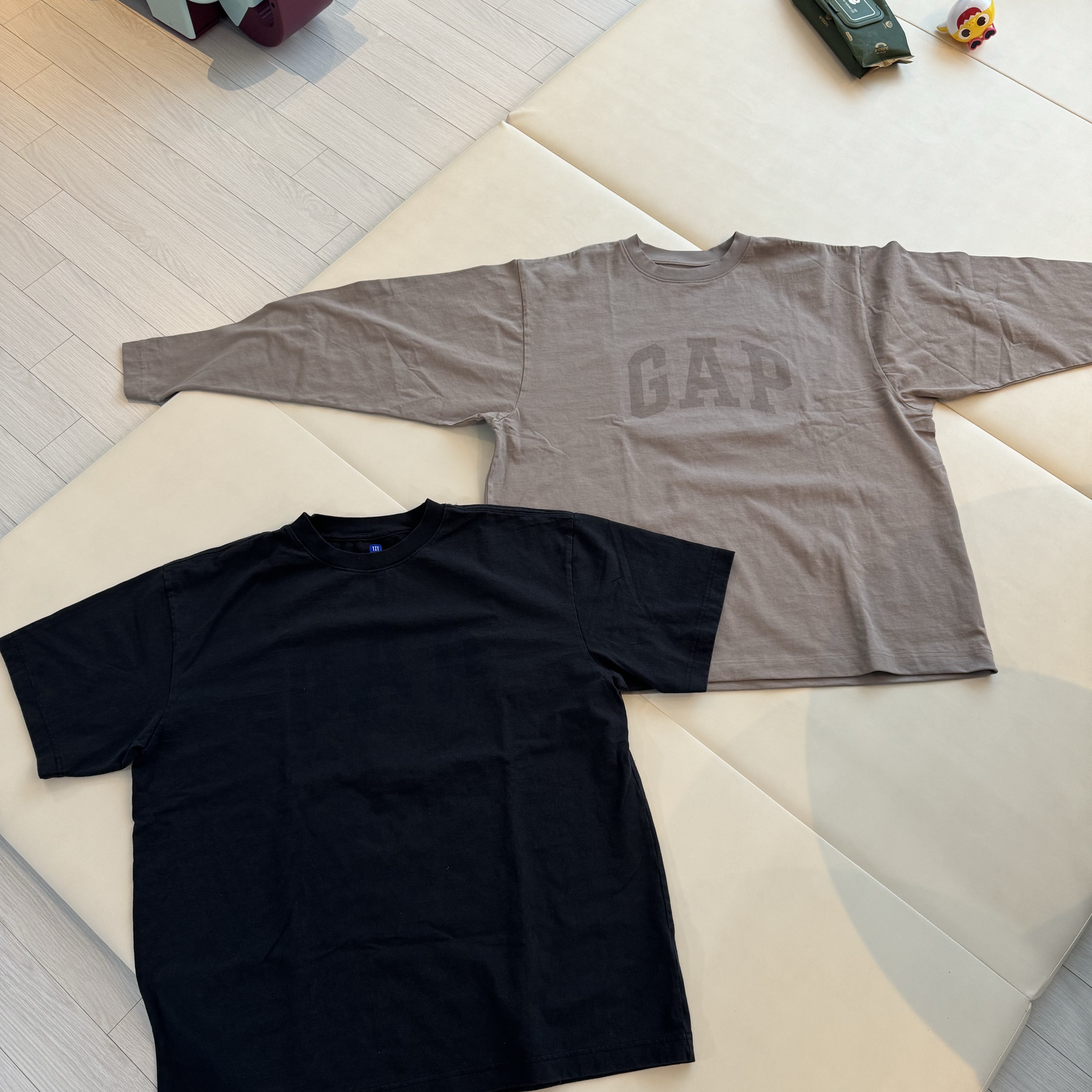 Yeezy Gap Engineered By Balenciaga Dove Long Sleeve T-Shirt Beige, Yeezy Gap Engineered By Balenciaga Dove 3/4 Sleeve T-Shirt Black 착용 스타일 - 2