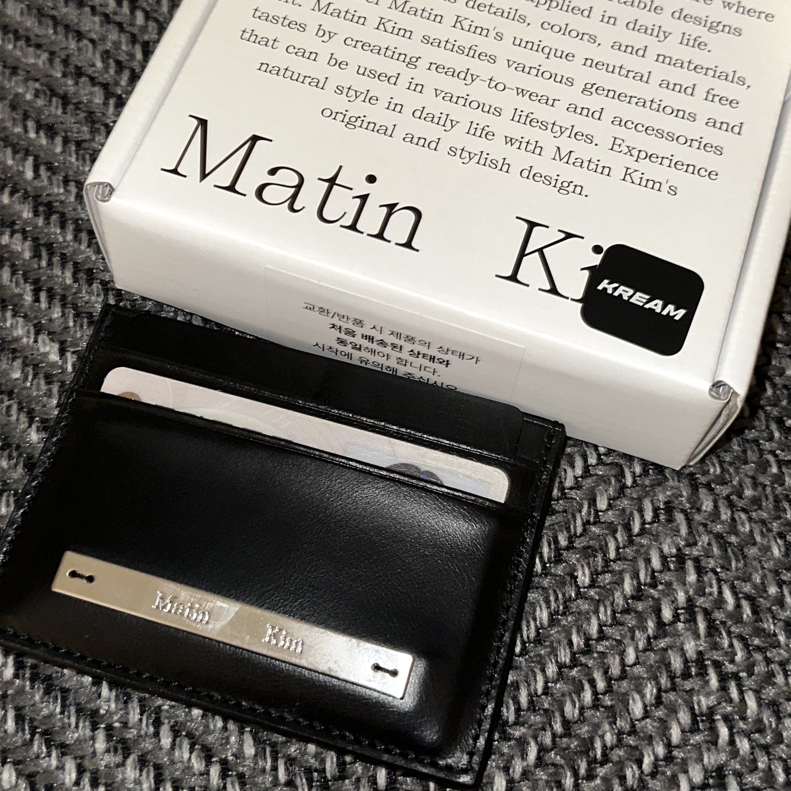Matin Kim Vintage Card Wallet Black 착용 스타일