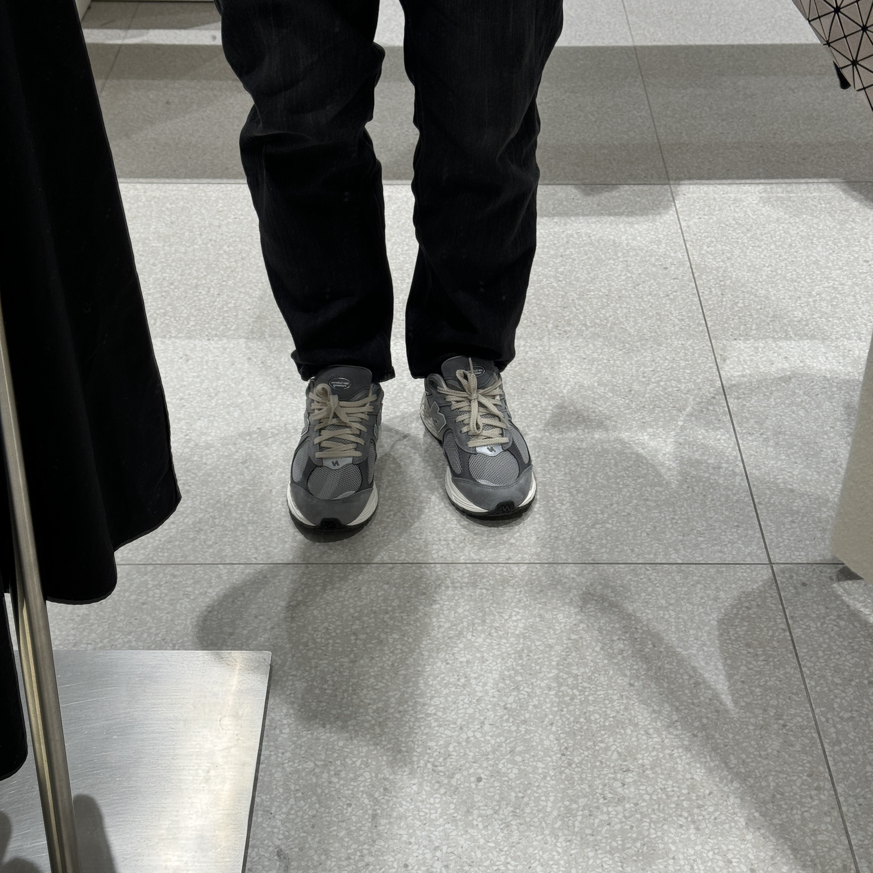 New Balance 2002R Premium Vintage Grey 착용 스타일 - 1