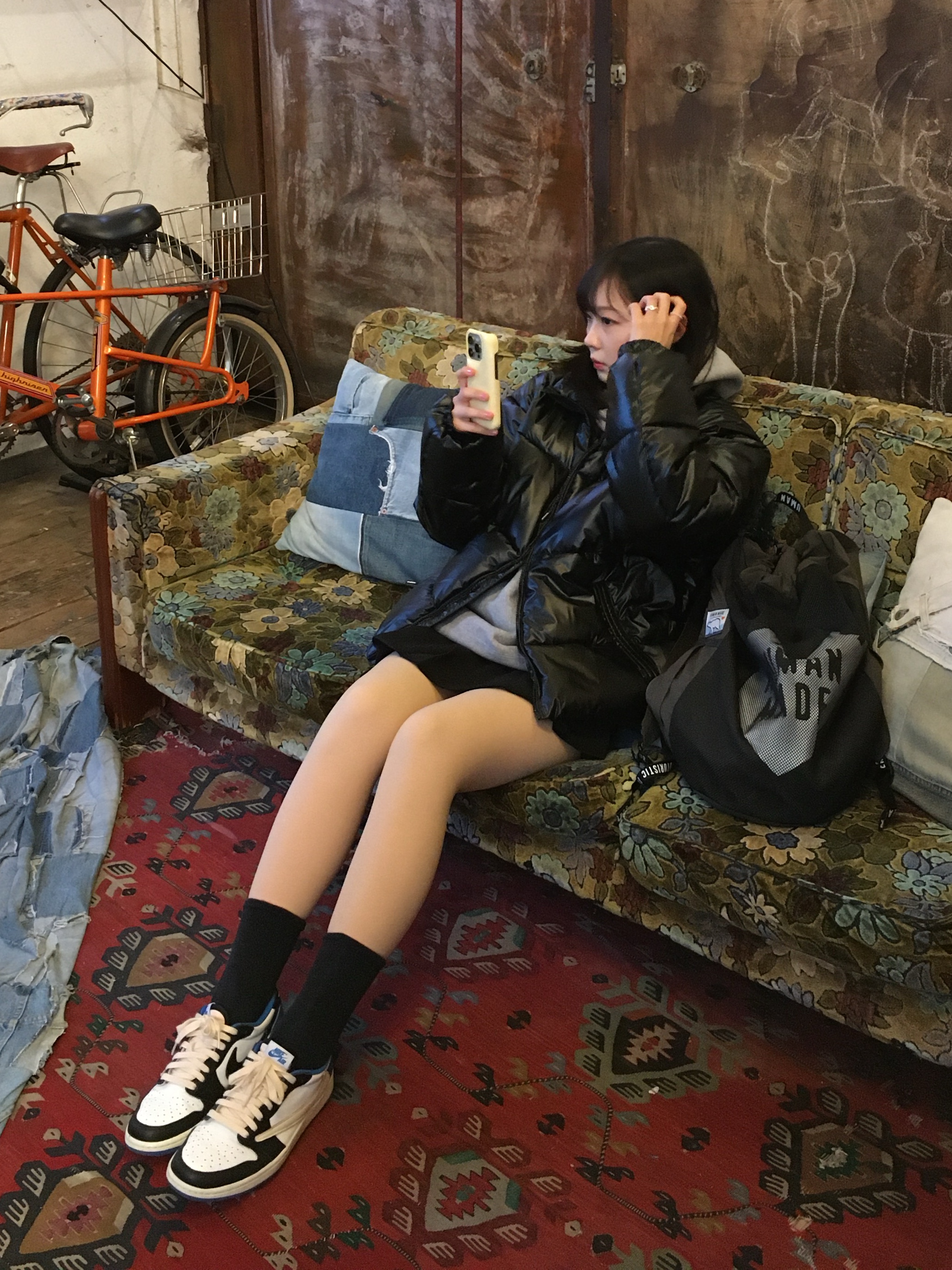 조던 1 x 트래비스 스캇 x 프라그먼트 레트로 로우 OG SP 밀리터리 블루, 휴먼 메이드 드로우스트링 백팩 올리브 드랩 착용 스타일