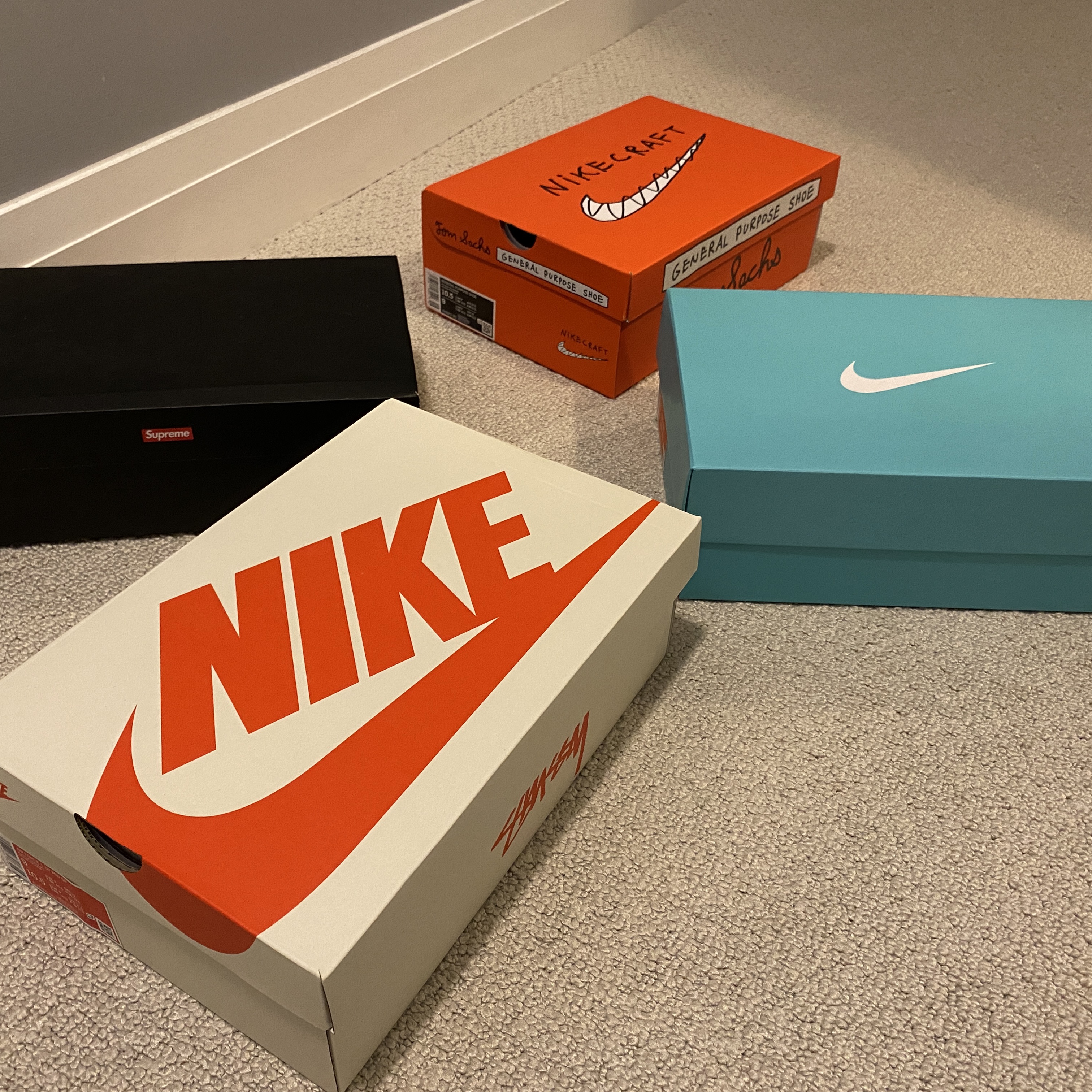 Nike x Tiffany & Co. Air Force 1 Low SP 1837, Nike x Stussy Air Force 1 '07 Mid SP Black and Light Bone 착용 스타일 - 1