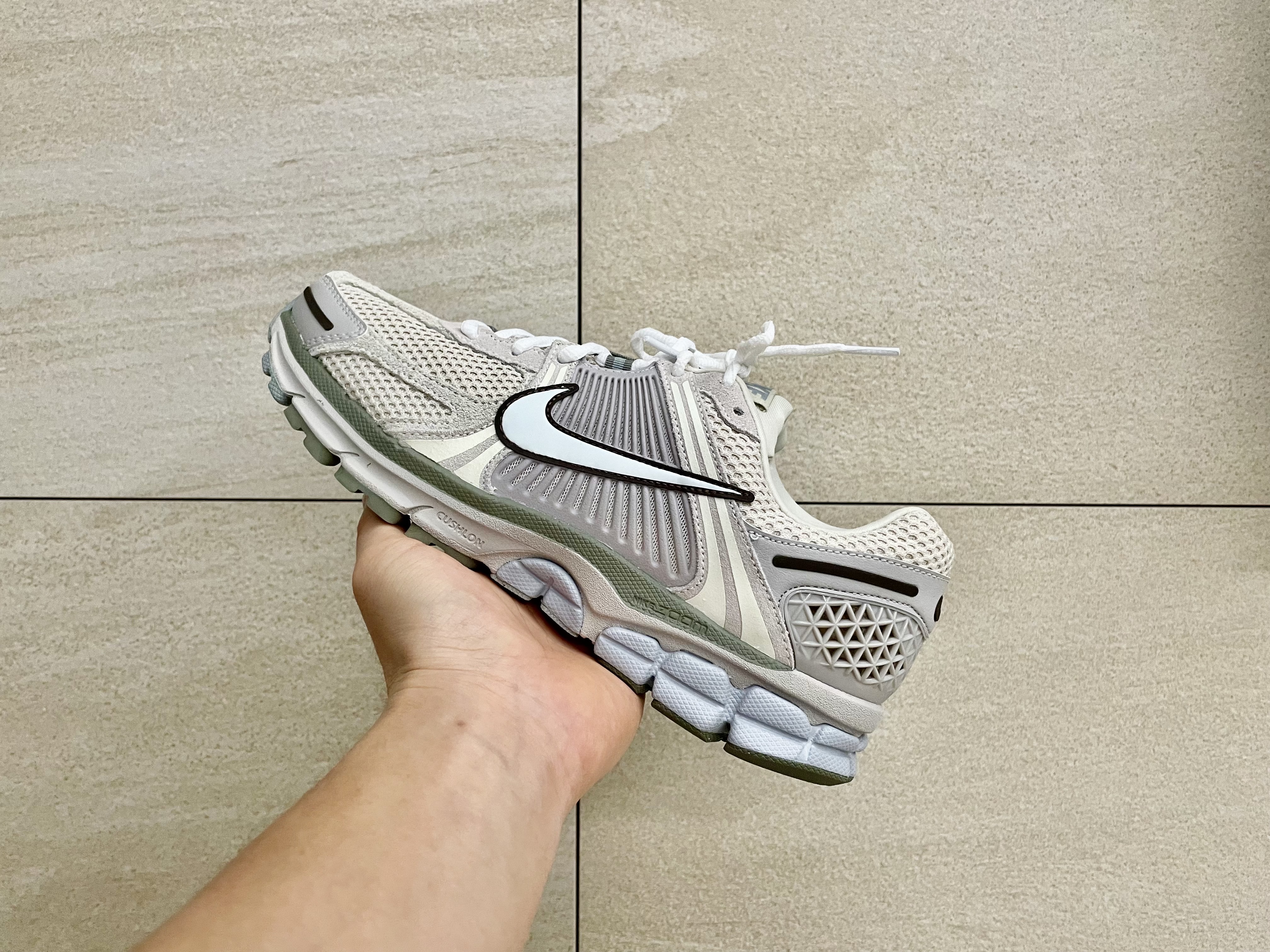 Nike Zoom Vomero 5 SE Light Orewood Brown 착용 스타일
