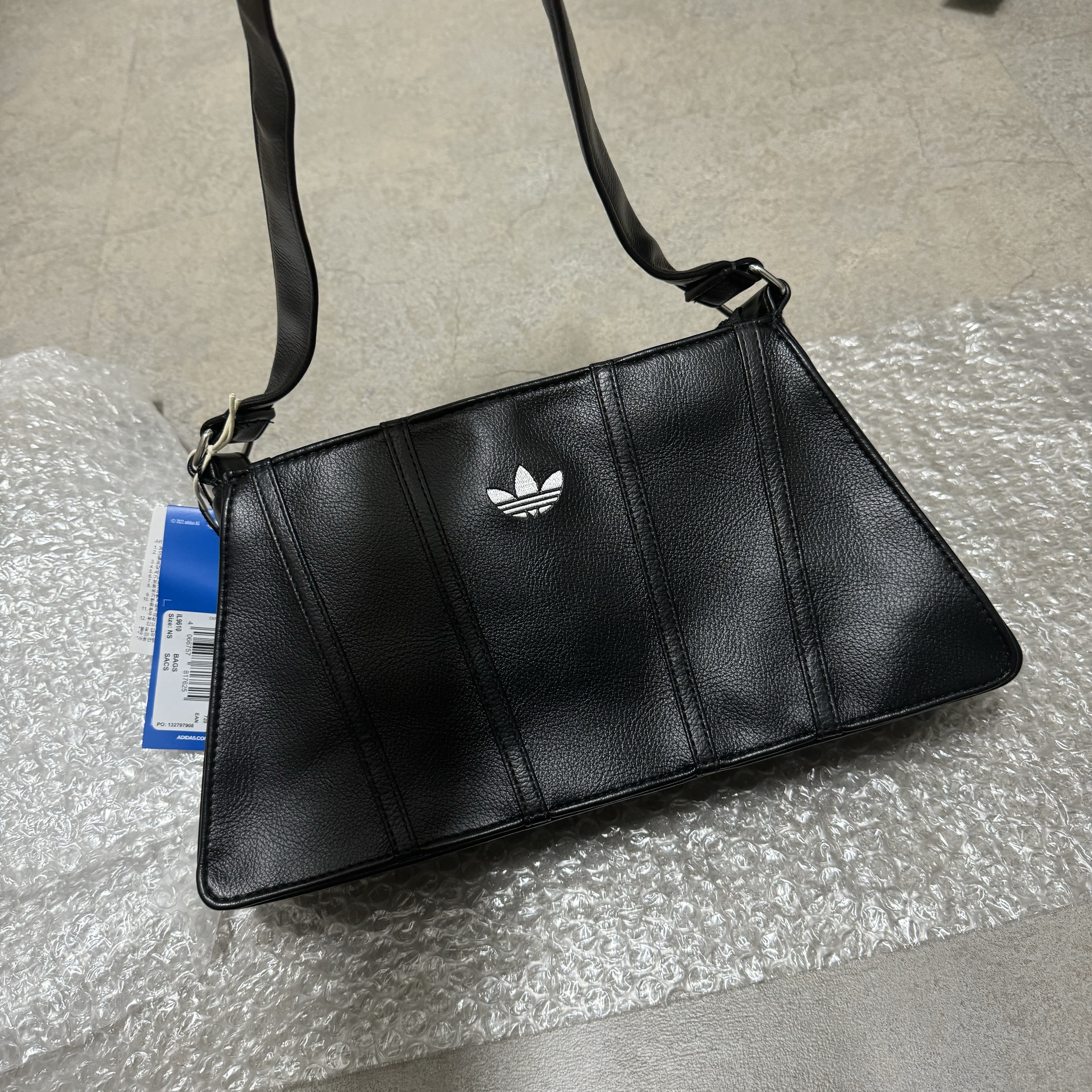 Adidas Mini Airliner Bag Black 착용 스타일