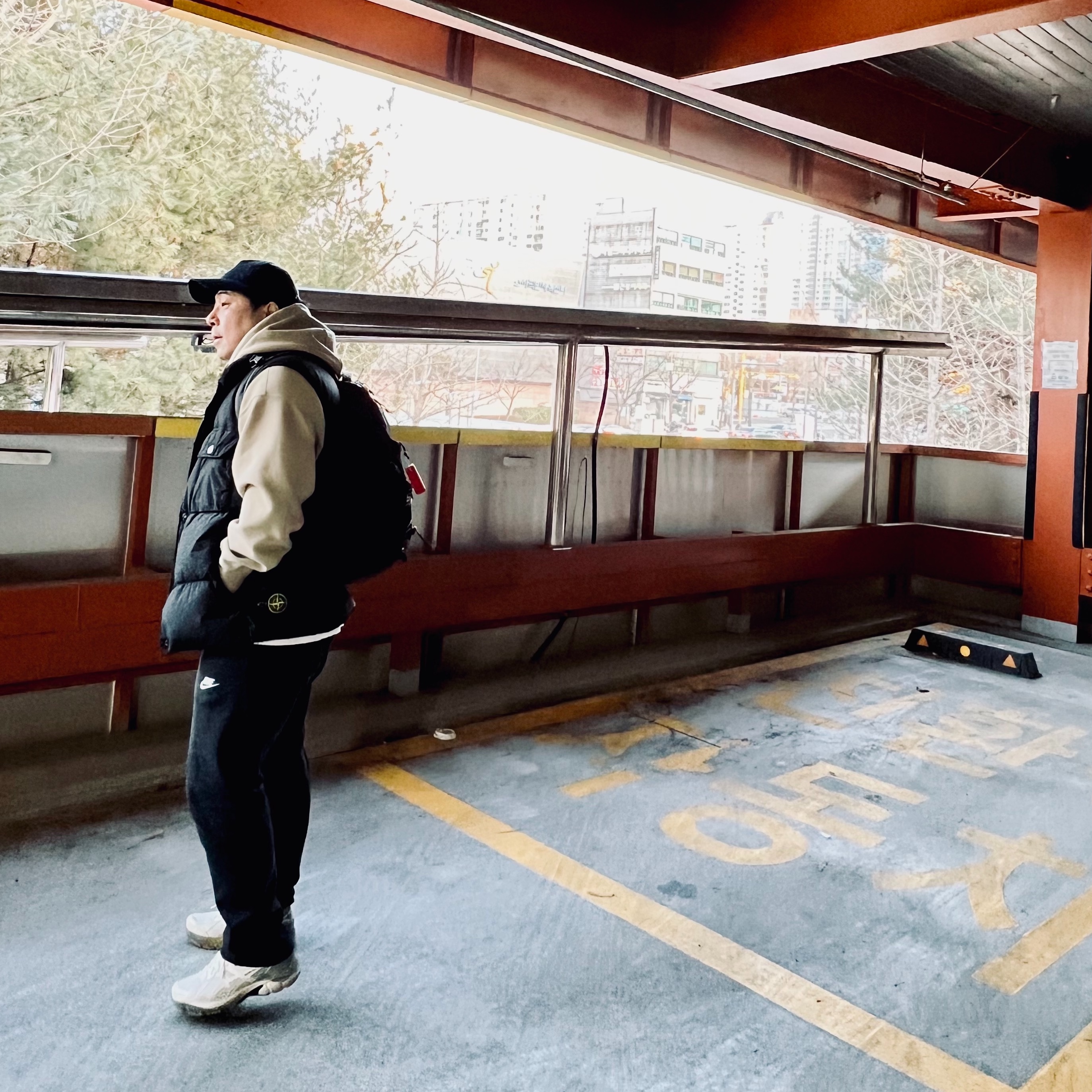 Nike SB Heritage 86 Corduroy WSD Cap Navy, Nike x Off-White NRG Fleece Hoodie Khaki - Asia 착용 스타일