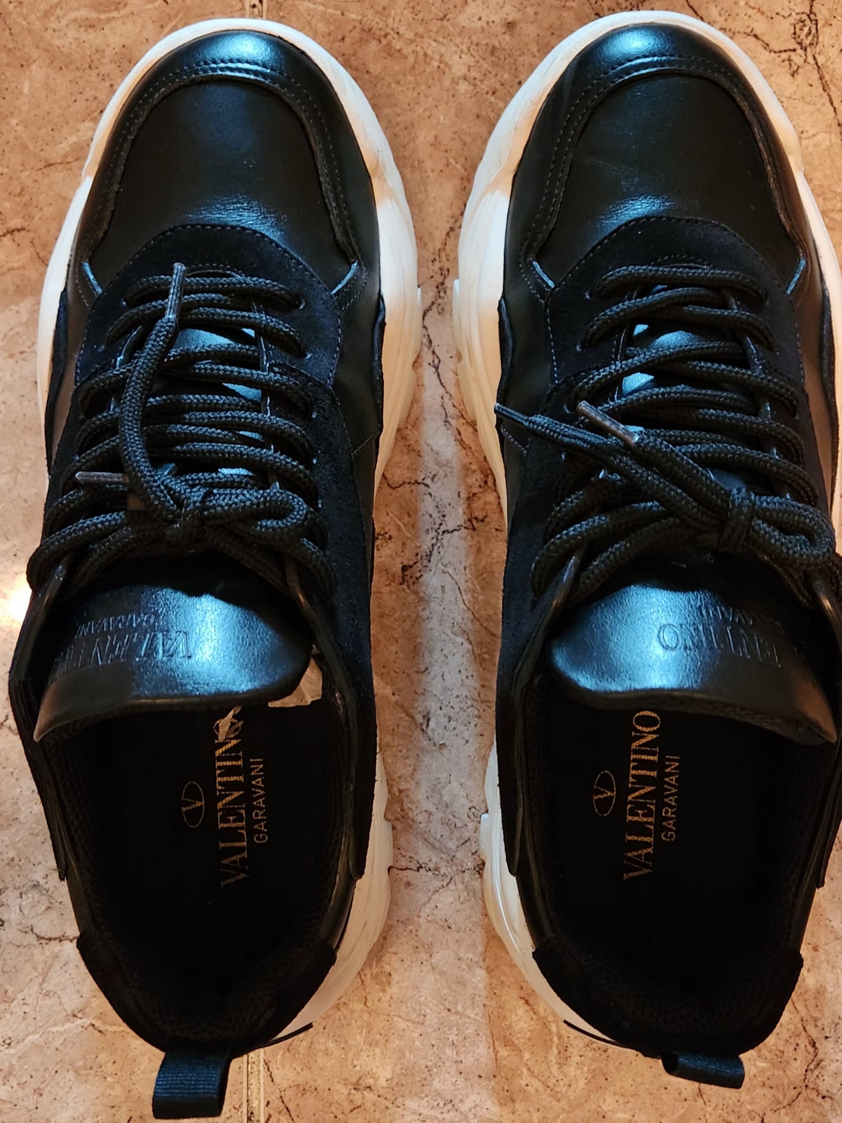 Valentino Gumboy Calfskin Sneakers Black White 착용 스타일