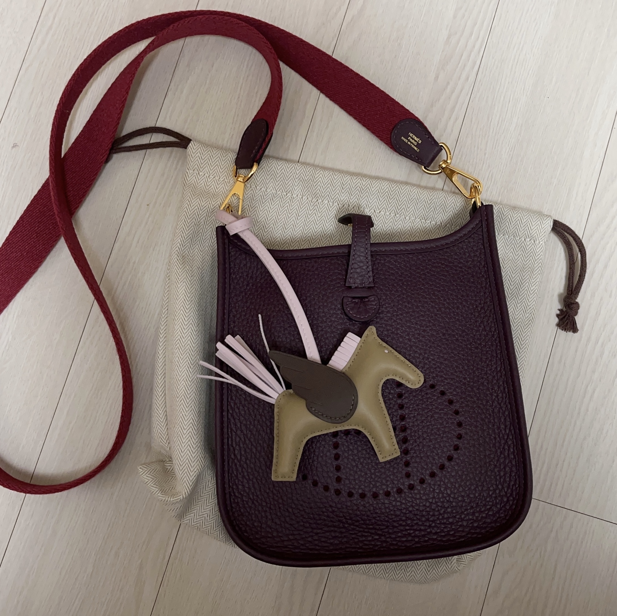 Hermes Evelyne 16 Amazone Bag Clemence & Gold Cassis Rouge Grenat, Hermes Rodeo Pegase PM Charm Milo Swift & Beige Marfa Mauve Pâle Moka 착용 스타일