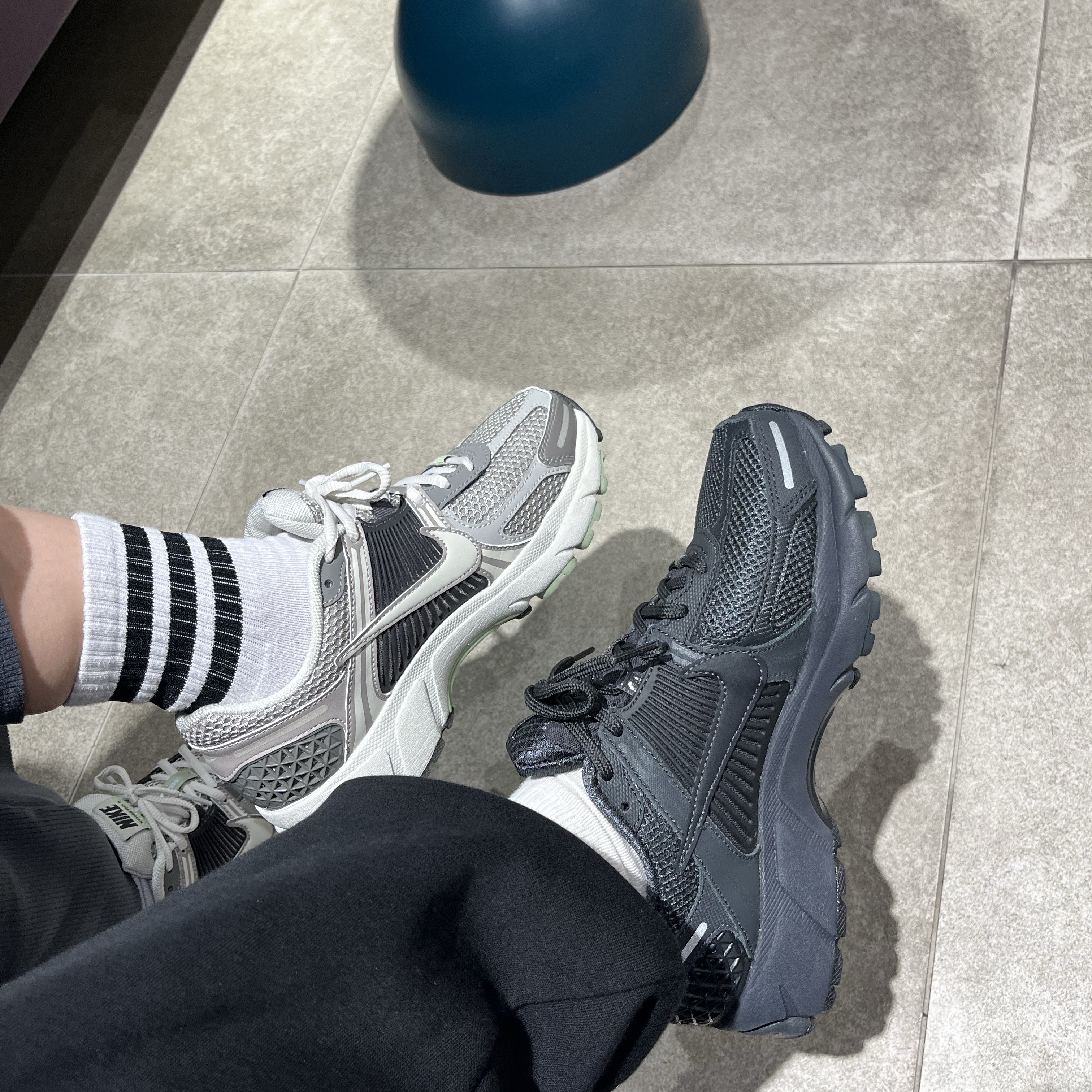 (W) Nike Zoom Vomero 5 Cobblestone and Flat Pewter, Nike Zoom Vomero 5 SP Anthracite 2023 착용 스타일