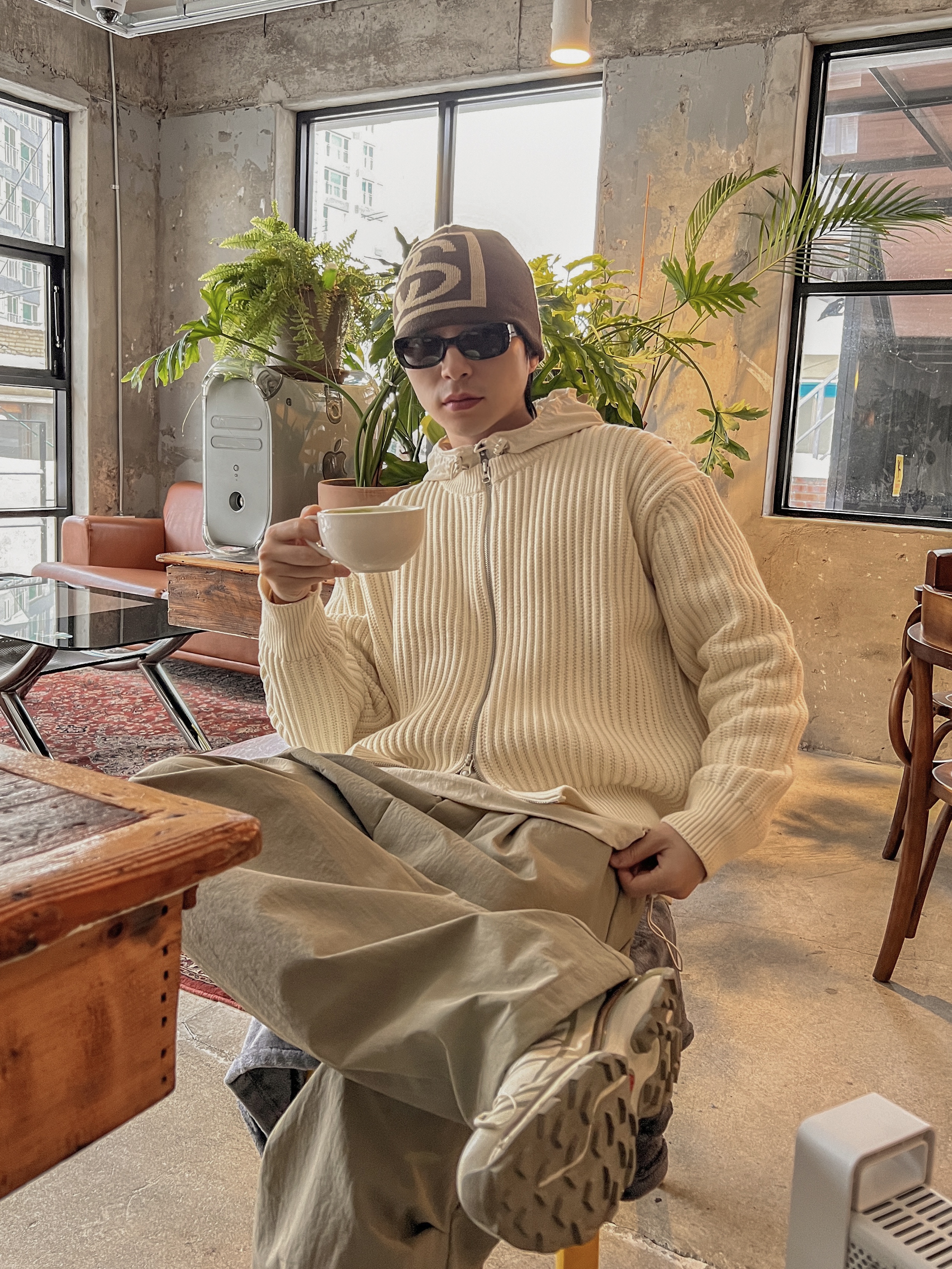 Stussy SS Link Skullcap Beanie Brown, Salomon XT-6 Turtledove 착용 스타일 - 1