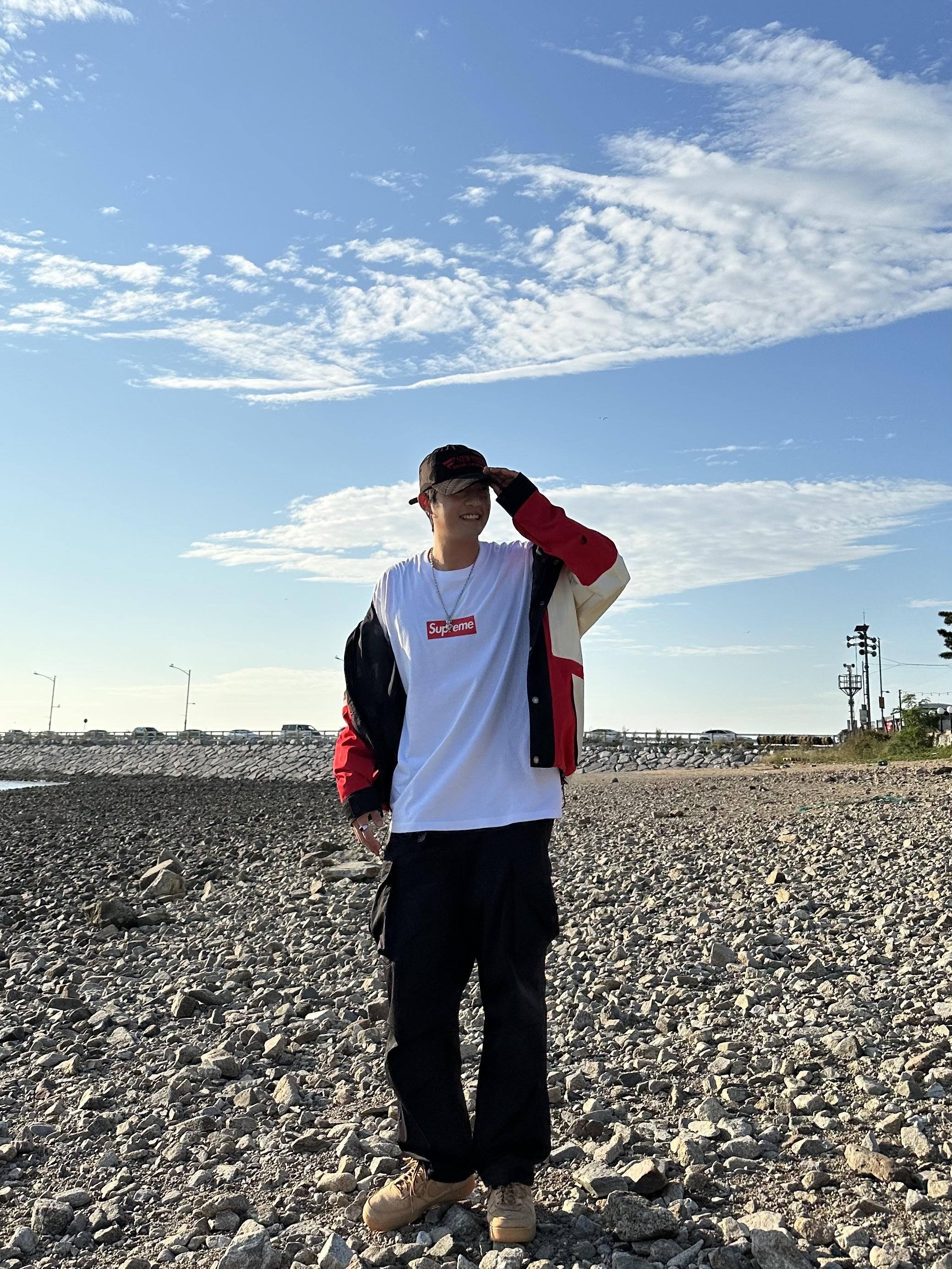 Supreme x The North Face Expedition Jacket White - 18FW, Supreme West Hollywood Box Logo T-Shirt White - 23SS 착용 스타일 - 2