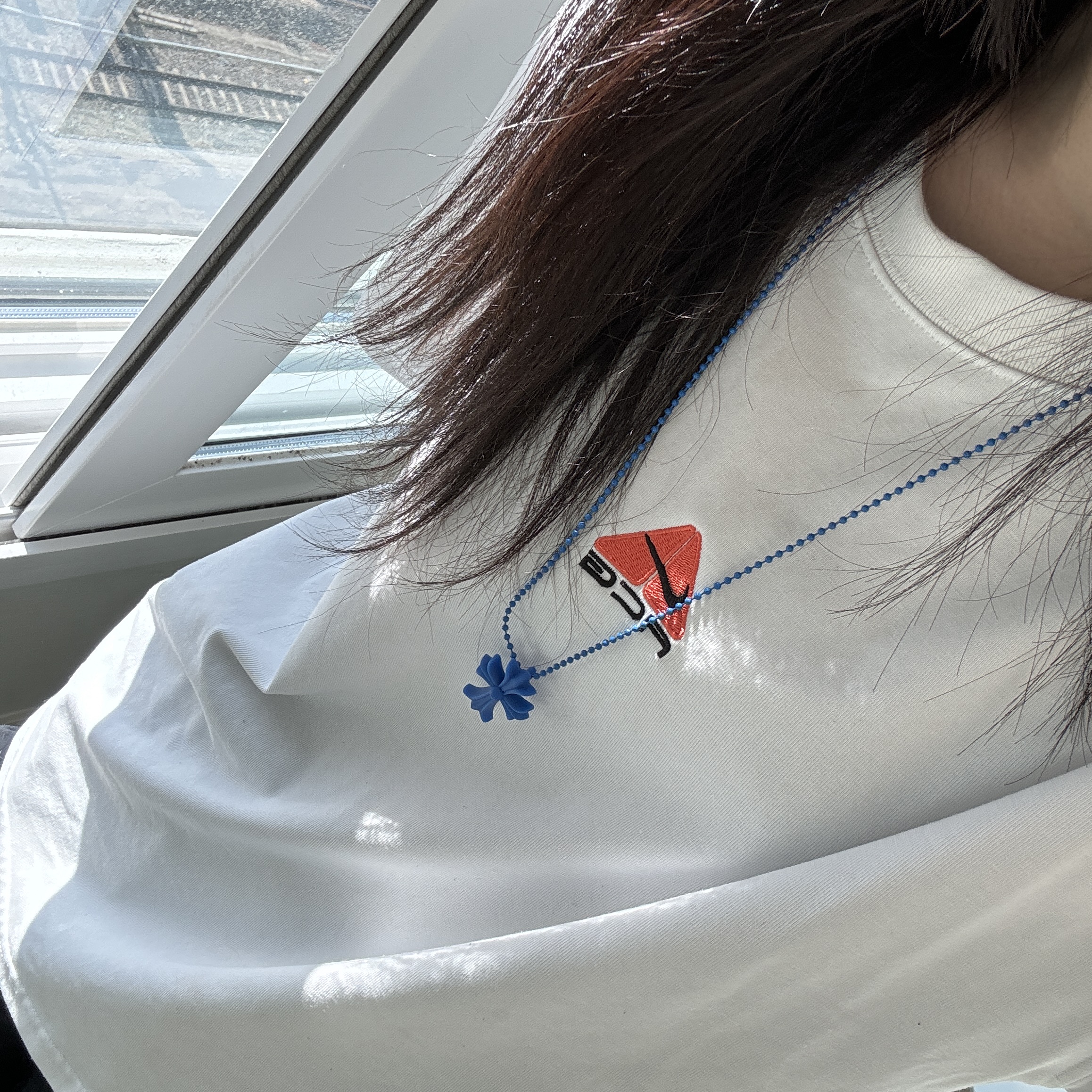 Chrome Hearts Silichrome CH Cross Pendant Blue 2023 착용 스타일 - 1