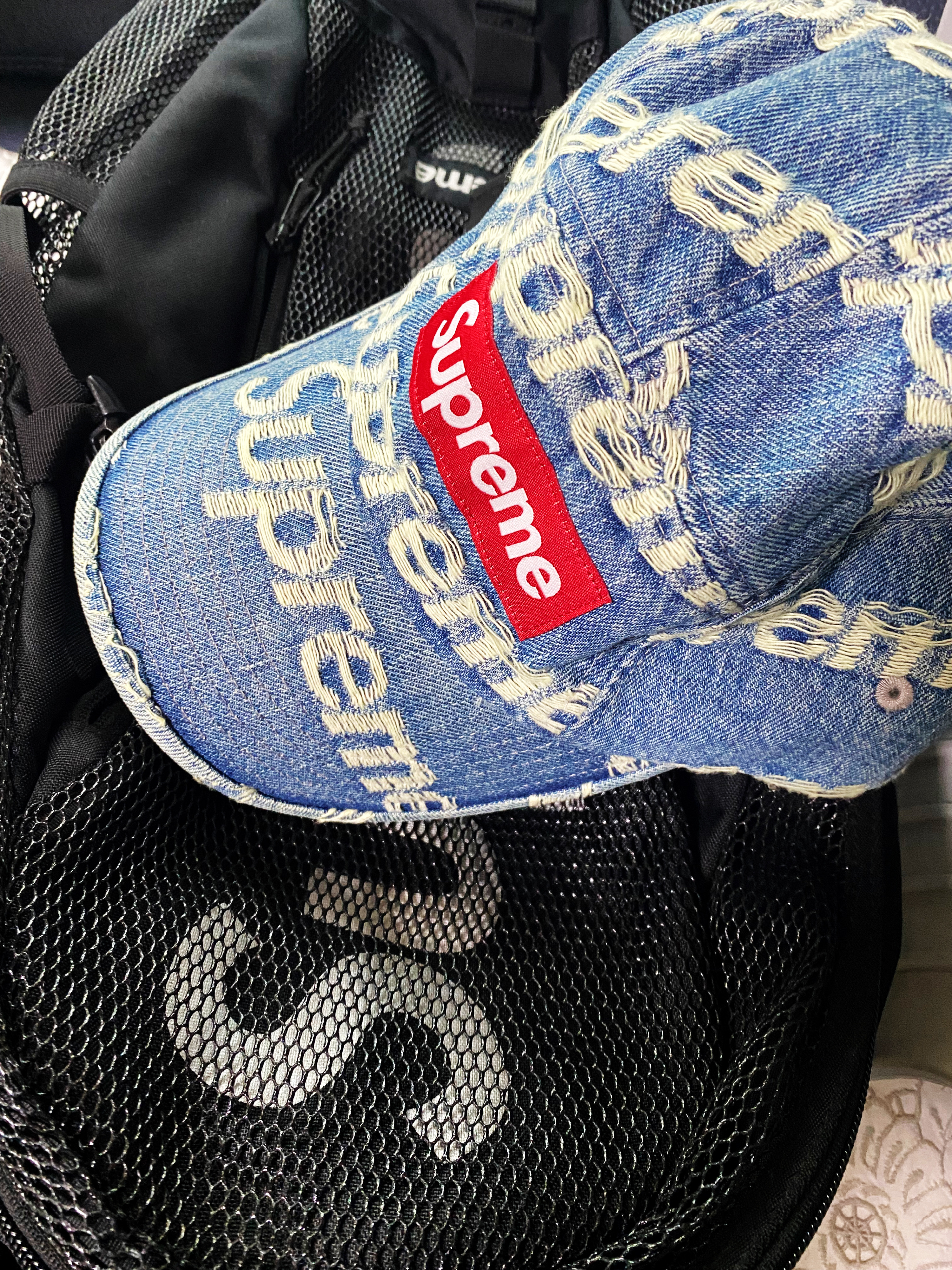 Supreme Frayed Logos Denim Camp Cap Blue - 21SS, Supreme Backpack Black - 20SS 착용 스타일