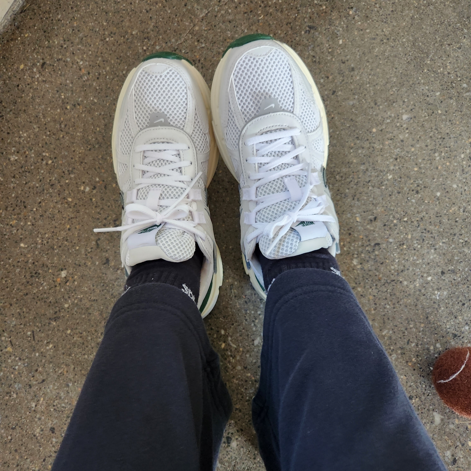 Nike V2K Run White Fir 착용 스타일 - 1