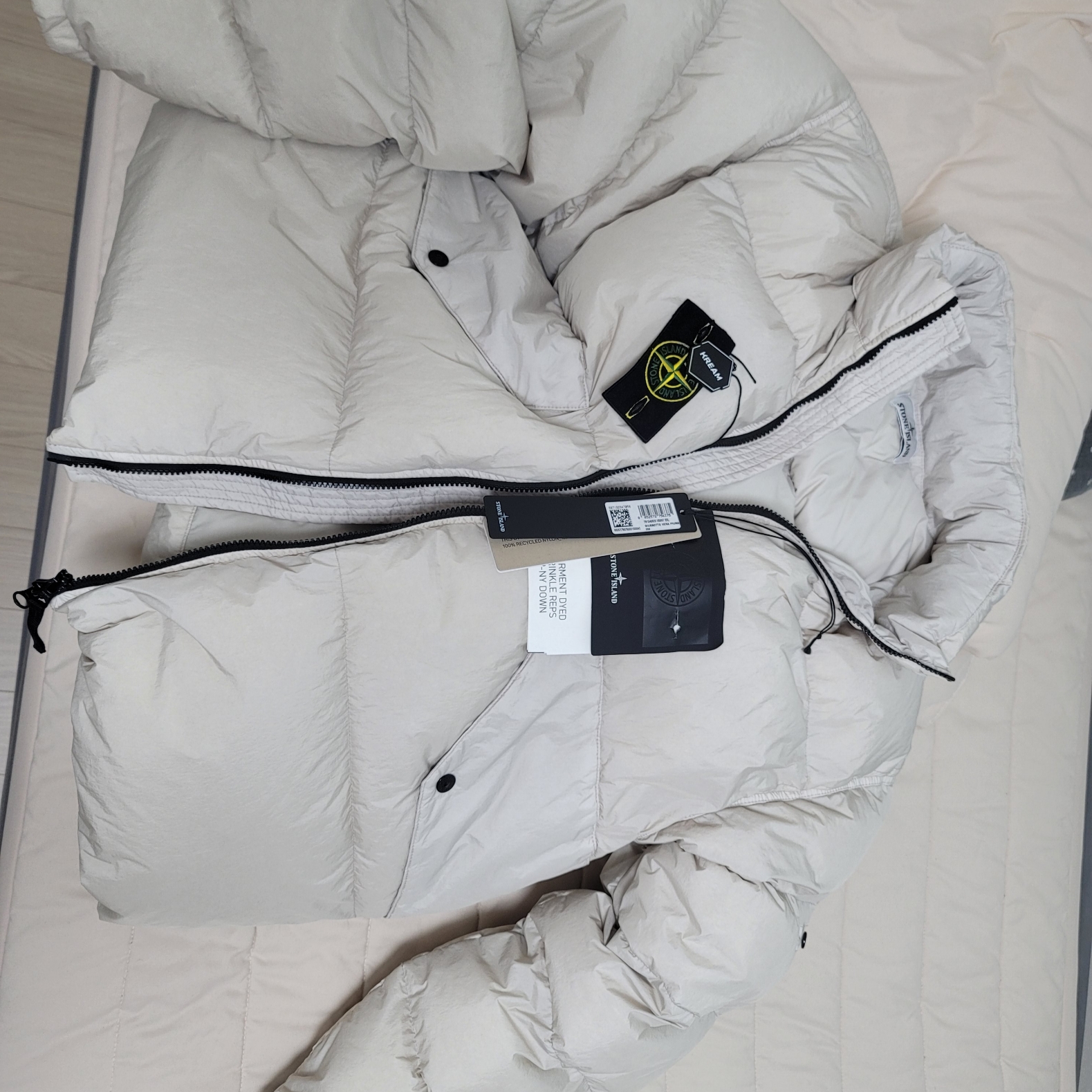 Stone Island 40623 Garment Dyed Crinkle Reps Recycled Nylon Down Jacket Plaster - 23FW 착용 스타일