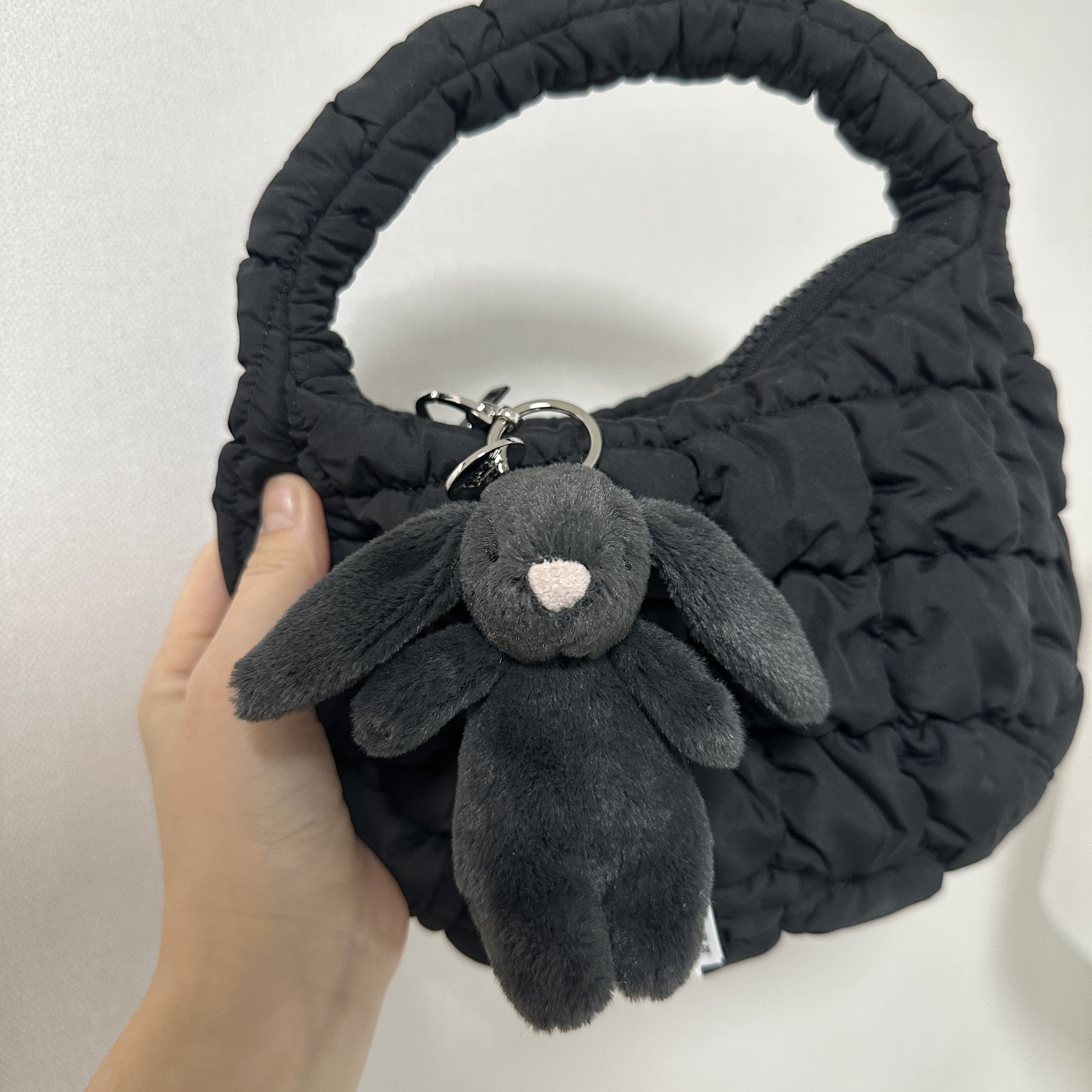 Jellycat Bashful Bunny Bag Charm Ink 착용 스타일