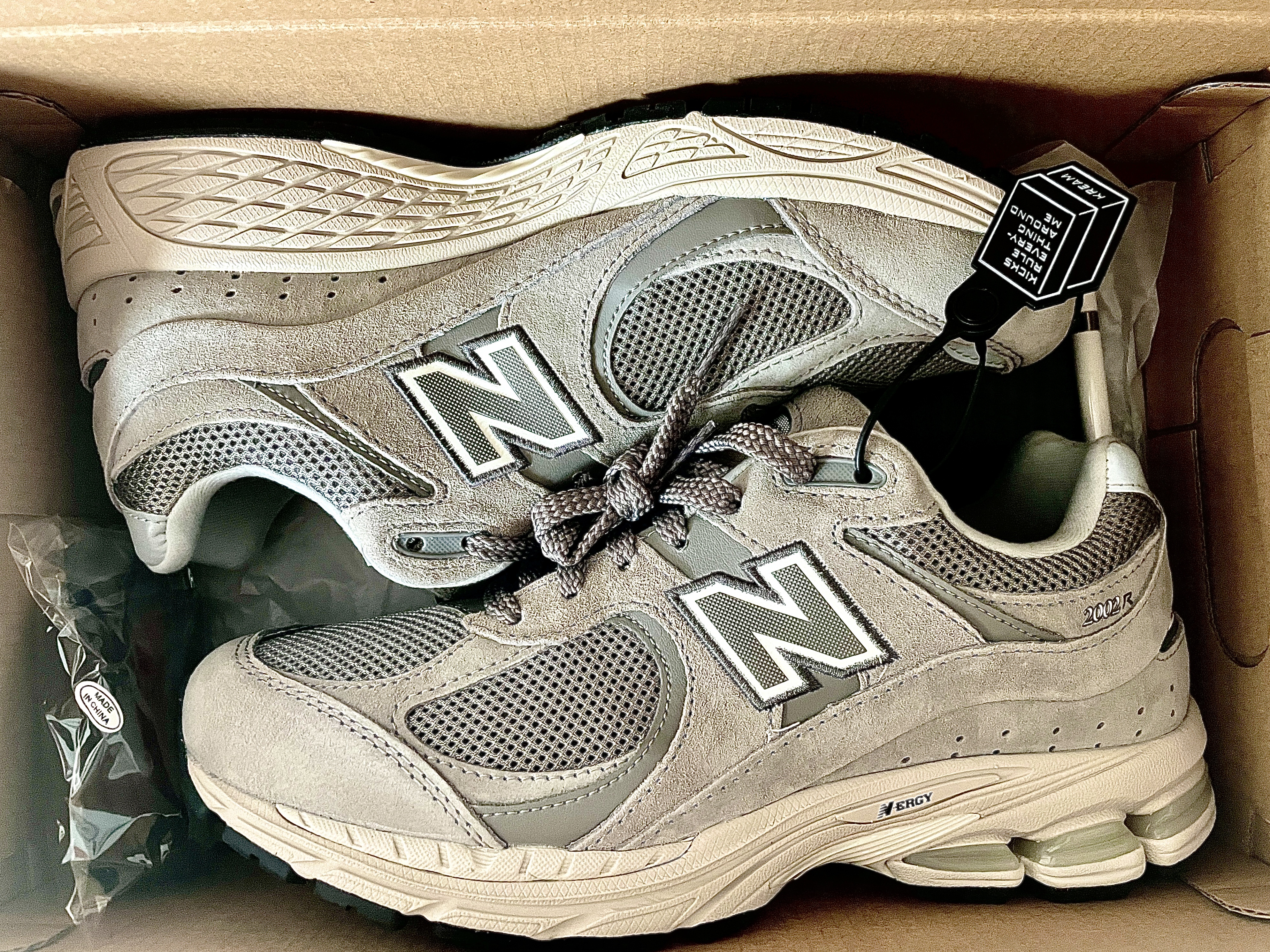 New Balance 2002R Grey 착용 스타일