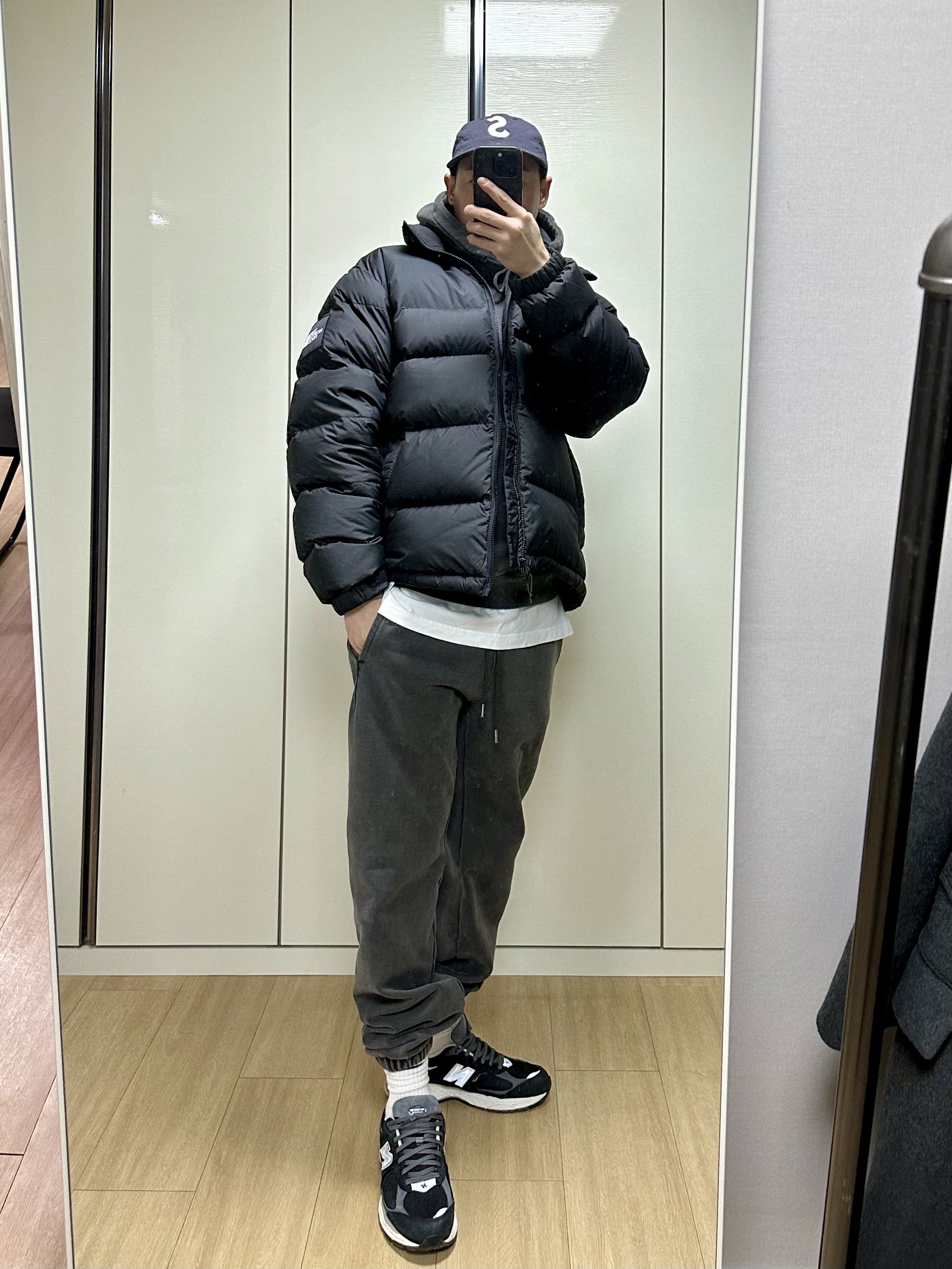 New Balance 2002R Premium Vintage Black, The North Face 1992 Nuptse Jacket Black 착용 스타일