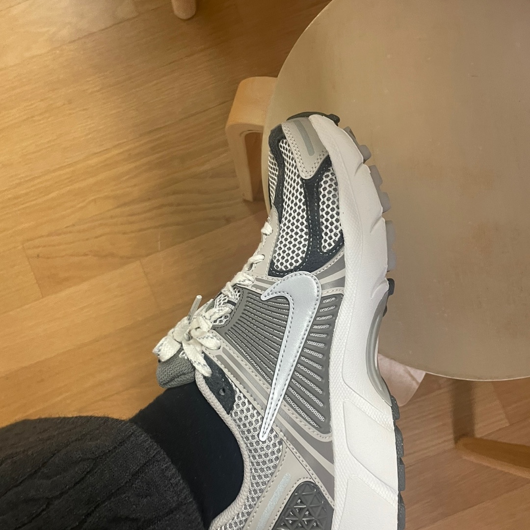 Nike Zoom Vomero 5 PRM Light Iron Ore and Flat Fewter 착용 스타일