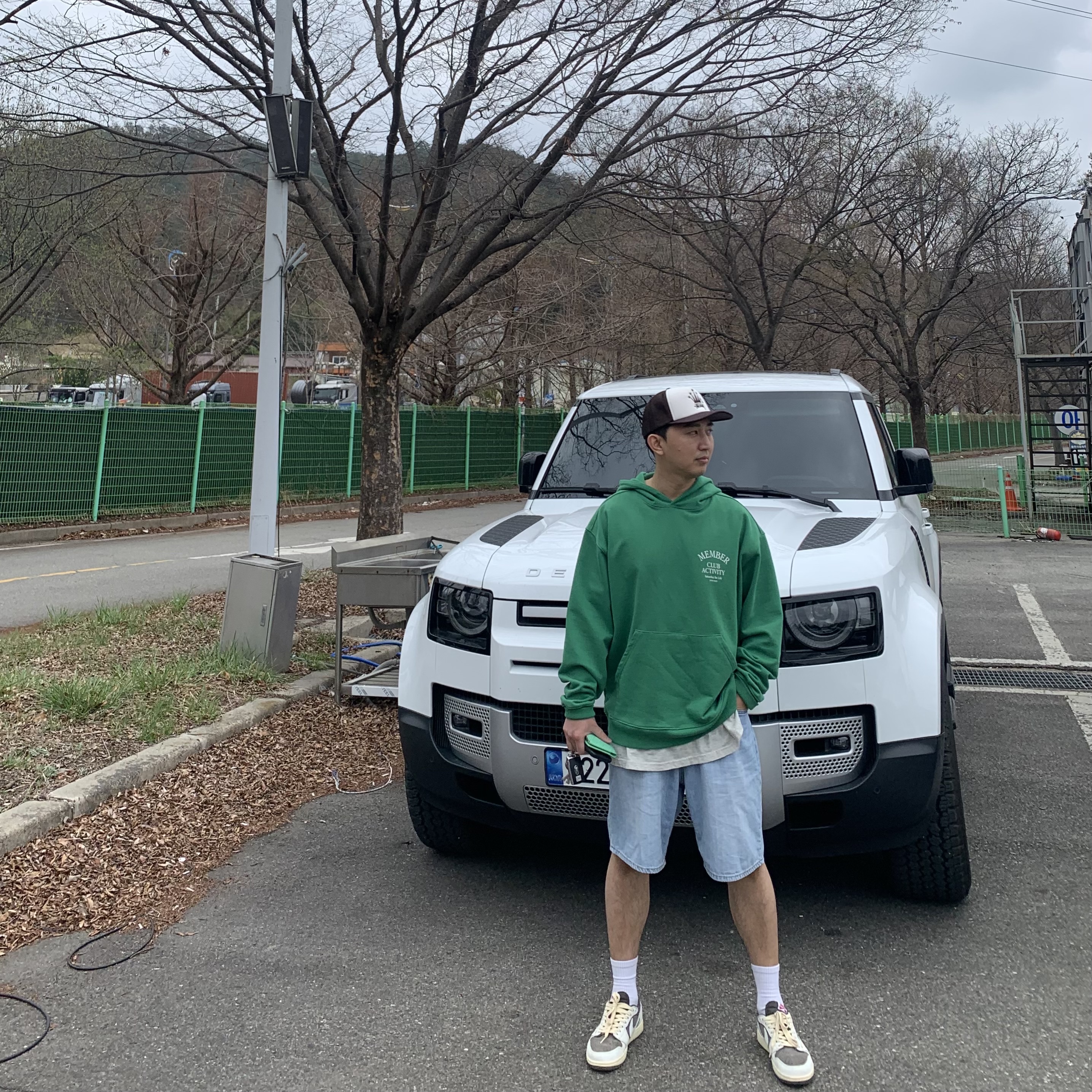 Jordan 1 x Travis Scott Retro Low OG SP Sail and Ridgerock, Stussy Crown Stock Trucker Cap Brown 착용 스타일