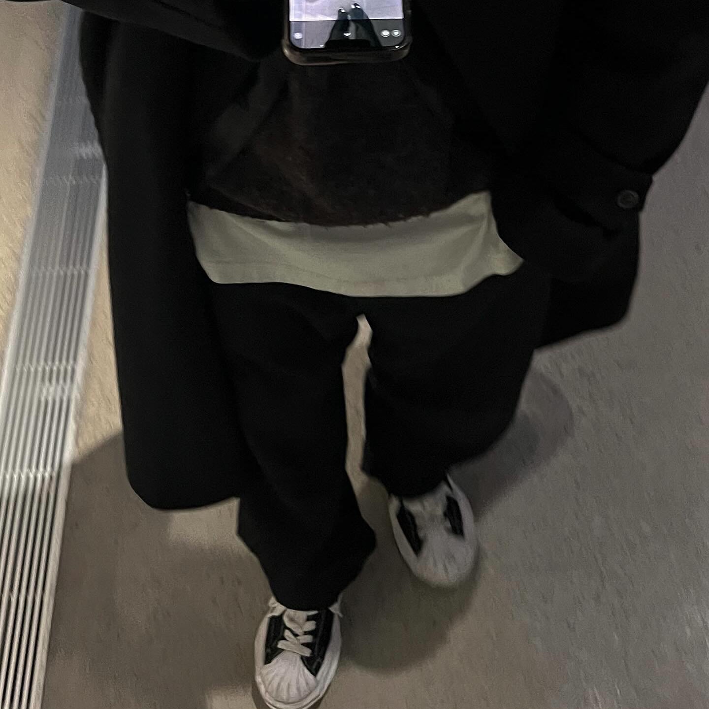 Maison Mihara Yasuhiro Blakey OG Sole Canvas Low-top Sneakers Black White 착용 스타일 - 2