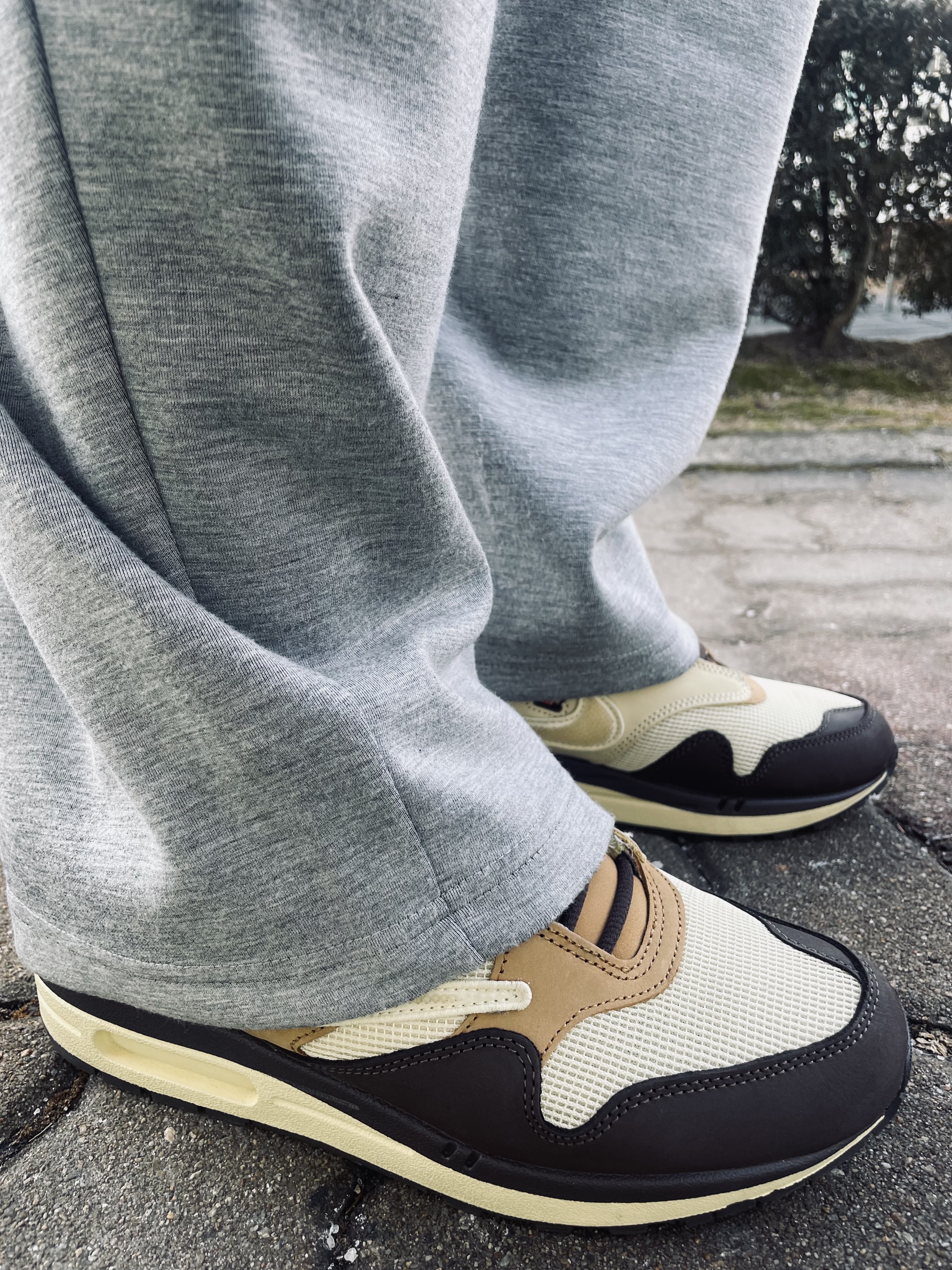 Nike x Travis Scott Air Max 1 Cact.us Brown, Supreme x The North Face Trompe L’oeil Printed Nuptse Jacket Black - 23SS 착용 스타일 - 4
