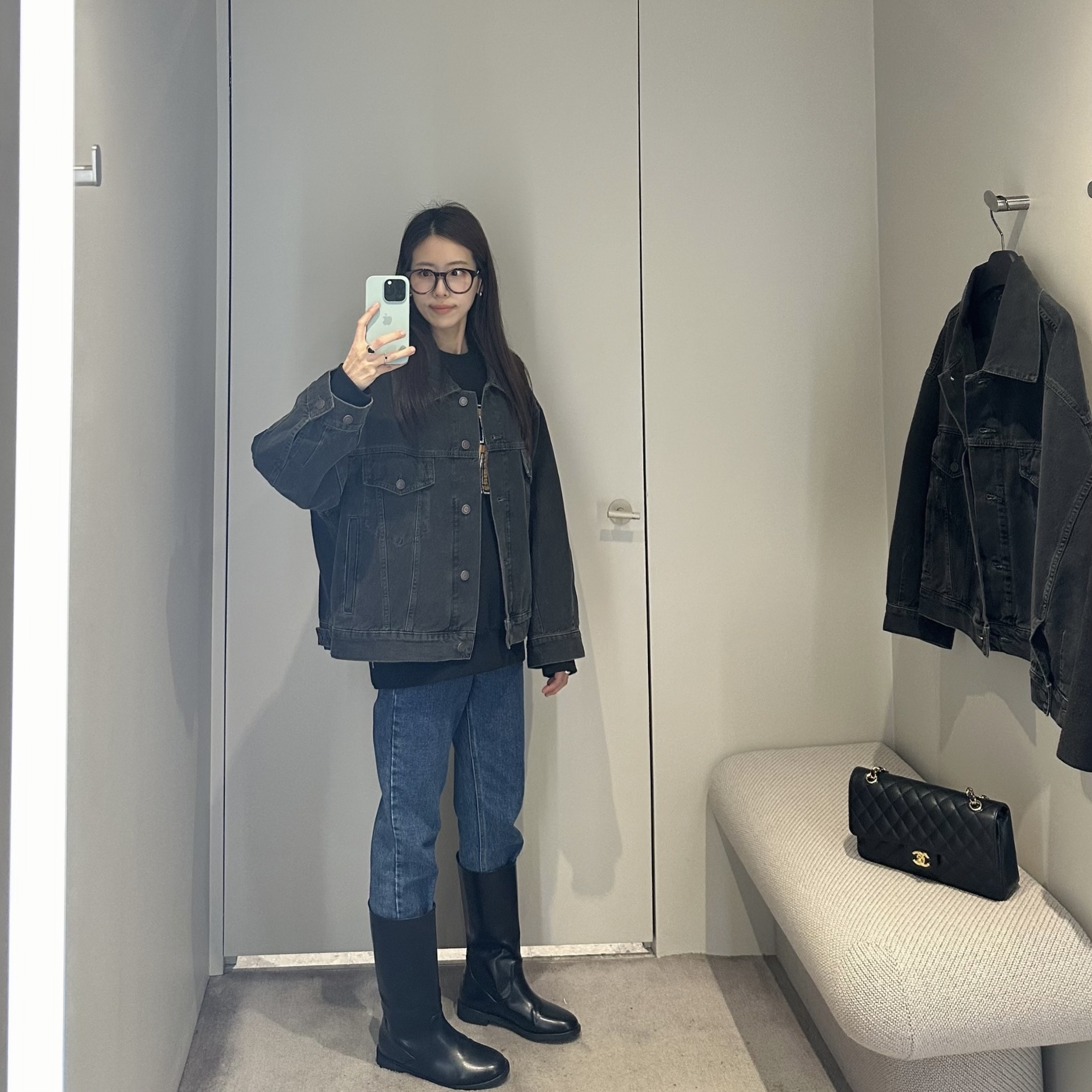 샤넬 클래식 미디움 플랩백 그레인드 카프스킨 & 골드 메탈 블랙 착용 스타일
