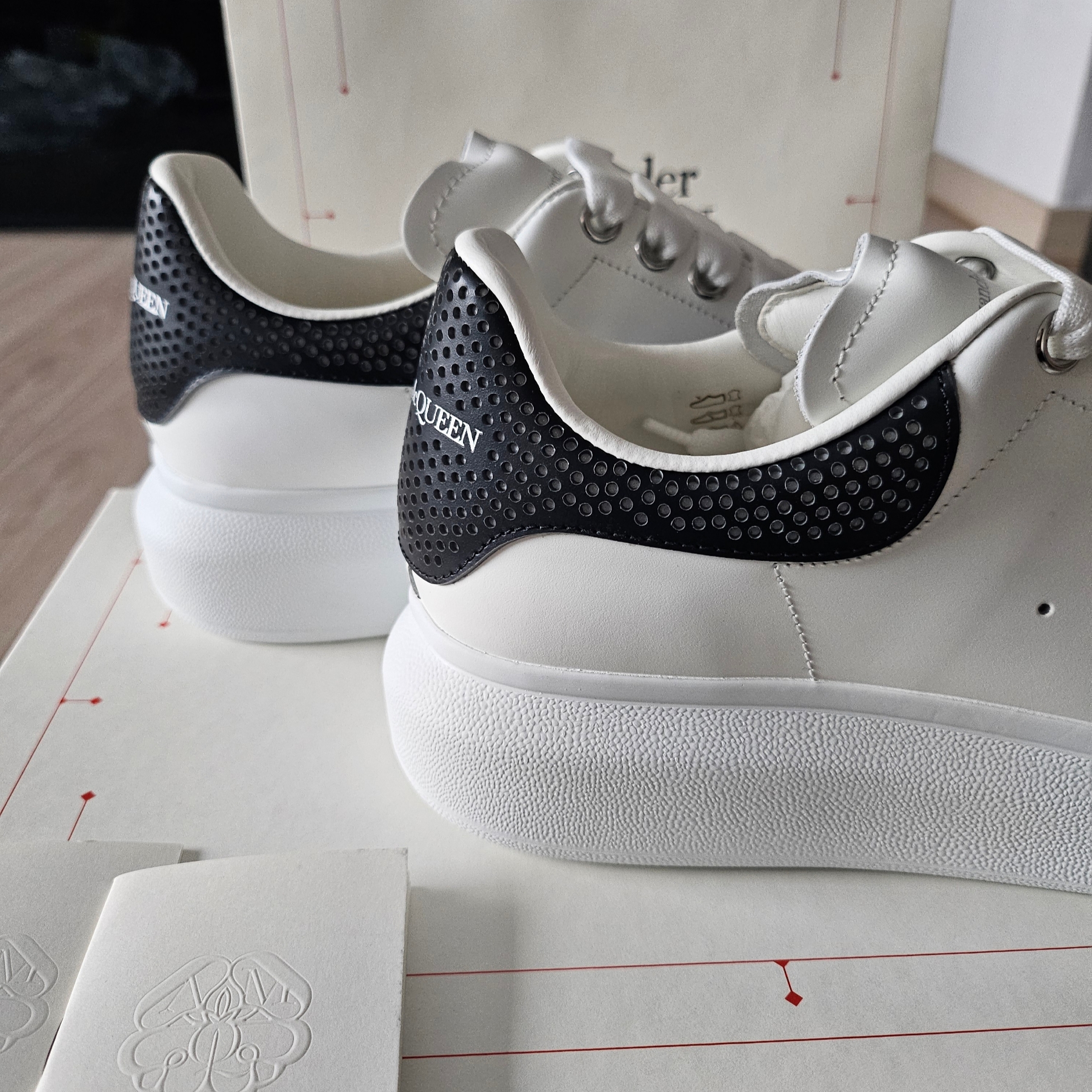 Alexander McQueen Larry Dot Tab Oversized Sneakers White Black Silver 착용 스타일 - 1