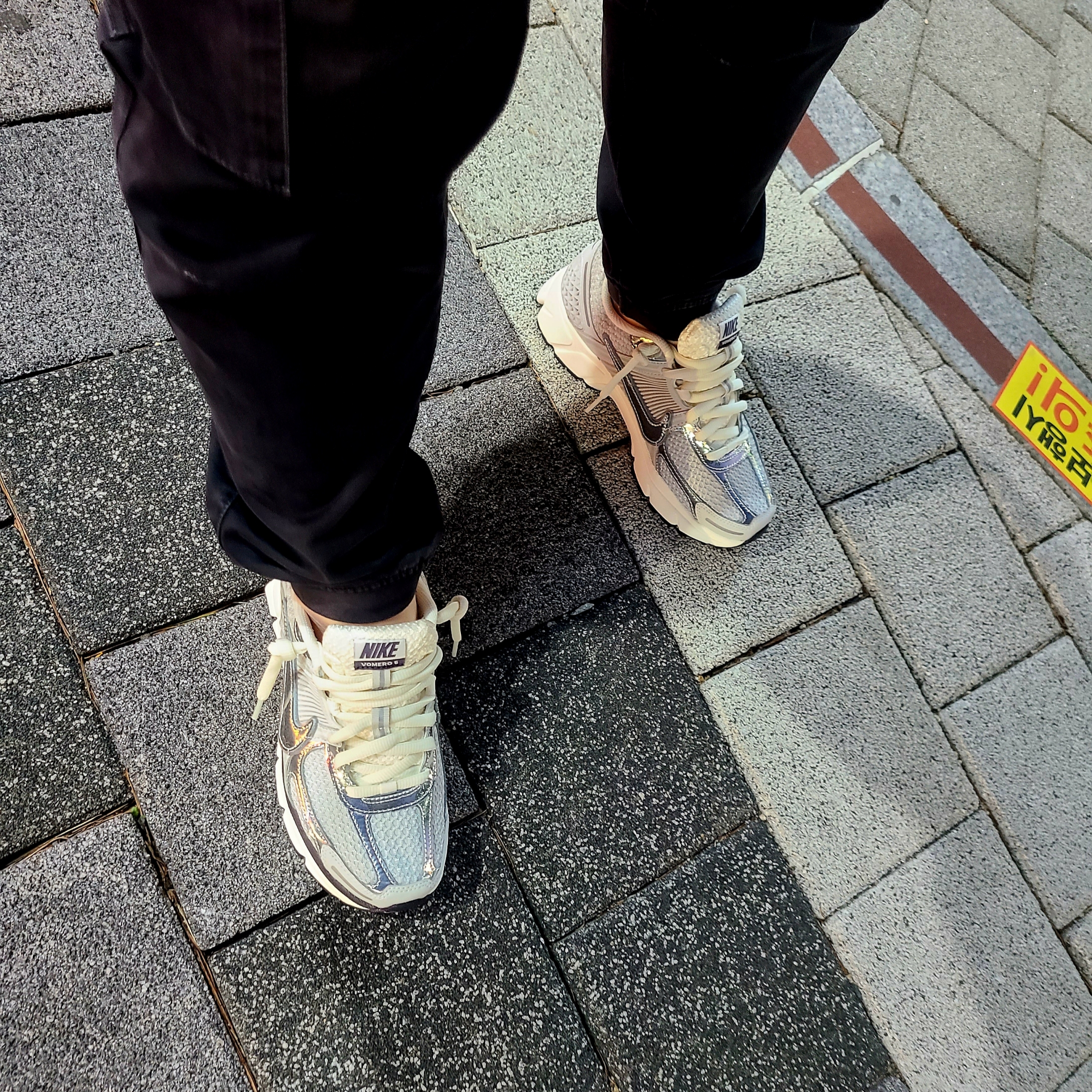 (W) Nike Zoom Vomero 5 Photon Dust and Metallic Silver 착용 스타일 - 1