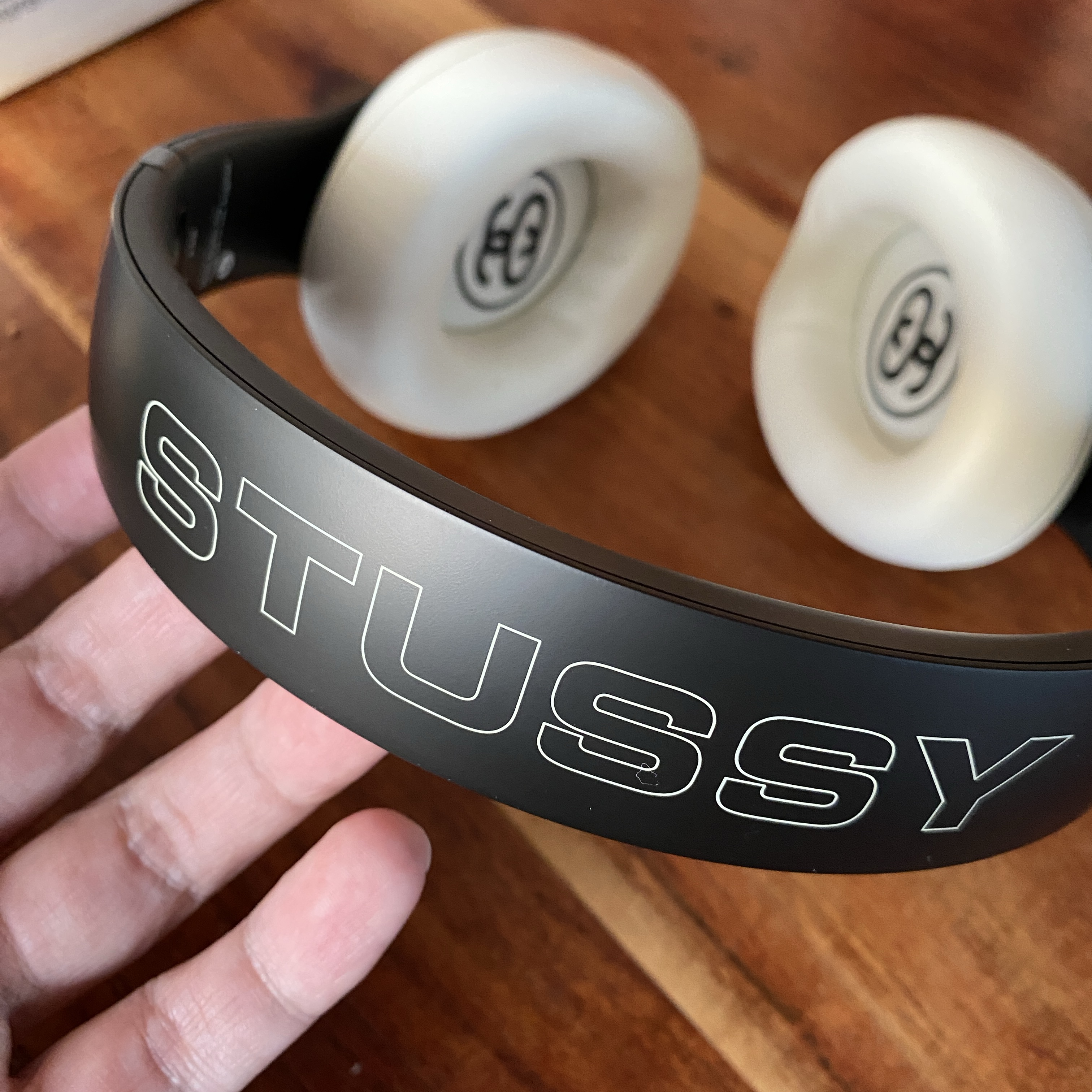 Stussy x Beats Studio Pro Wireless Headphone Black (Korean Ver.) 착용 스타일 - 2