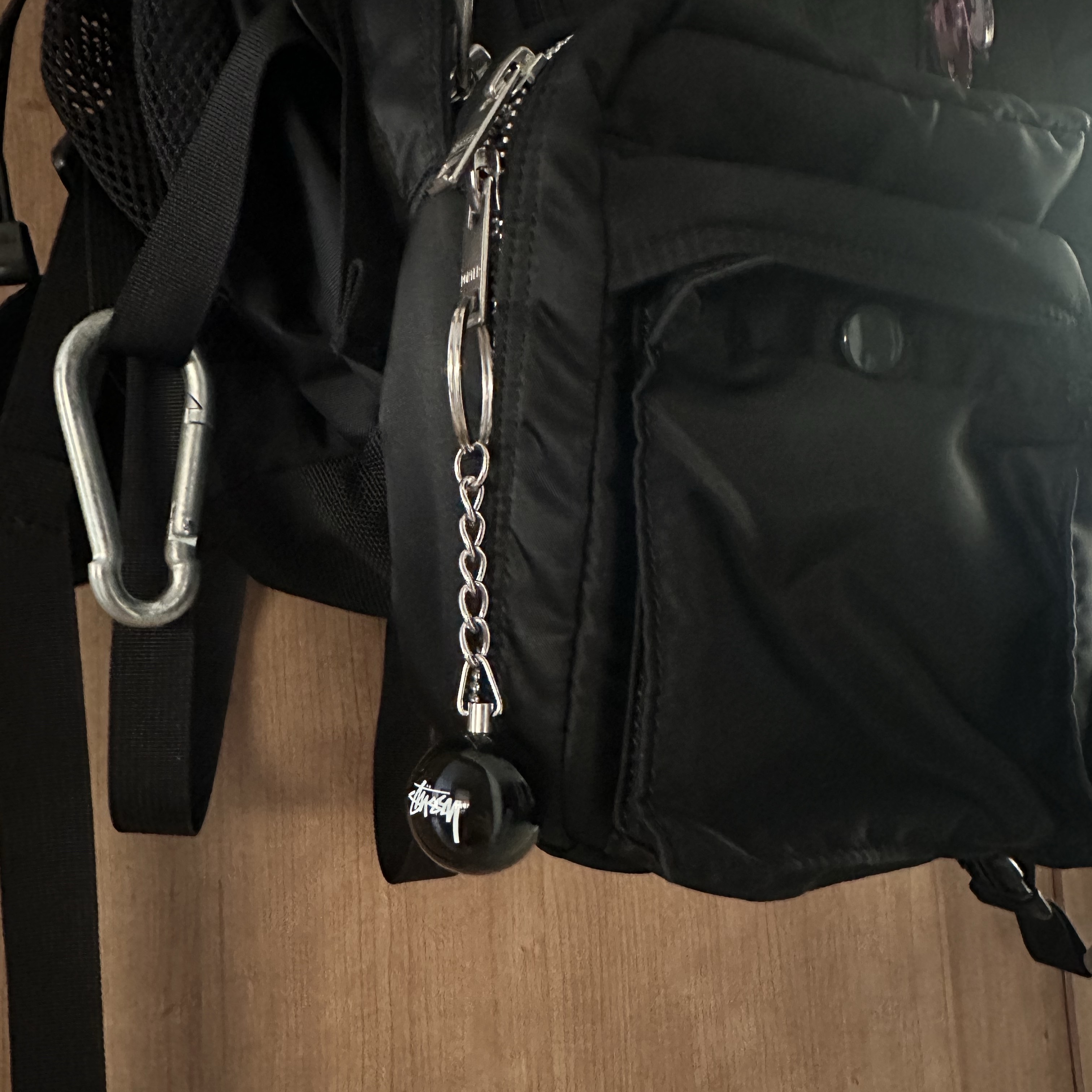 Stussy 8 Ball Keychain Black 착용 스타일