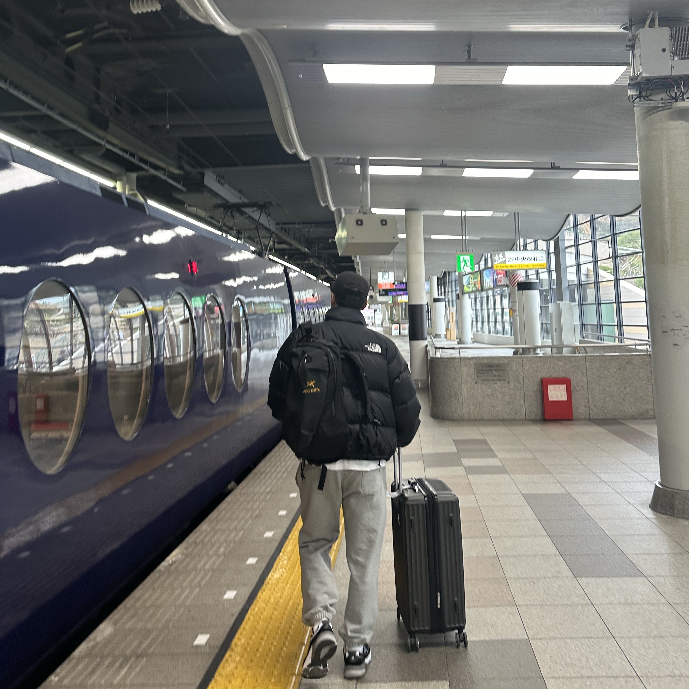 Arc'teryx Arro 16 Backpack Black, New Balance 990v6 Made in USA Black White 착용 스타일