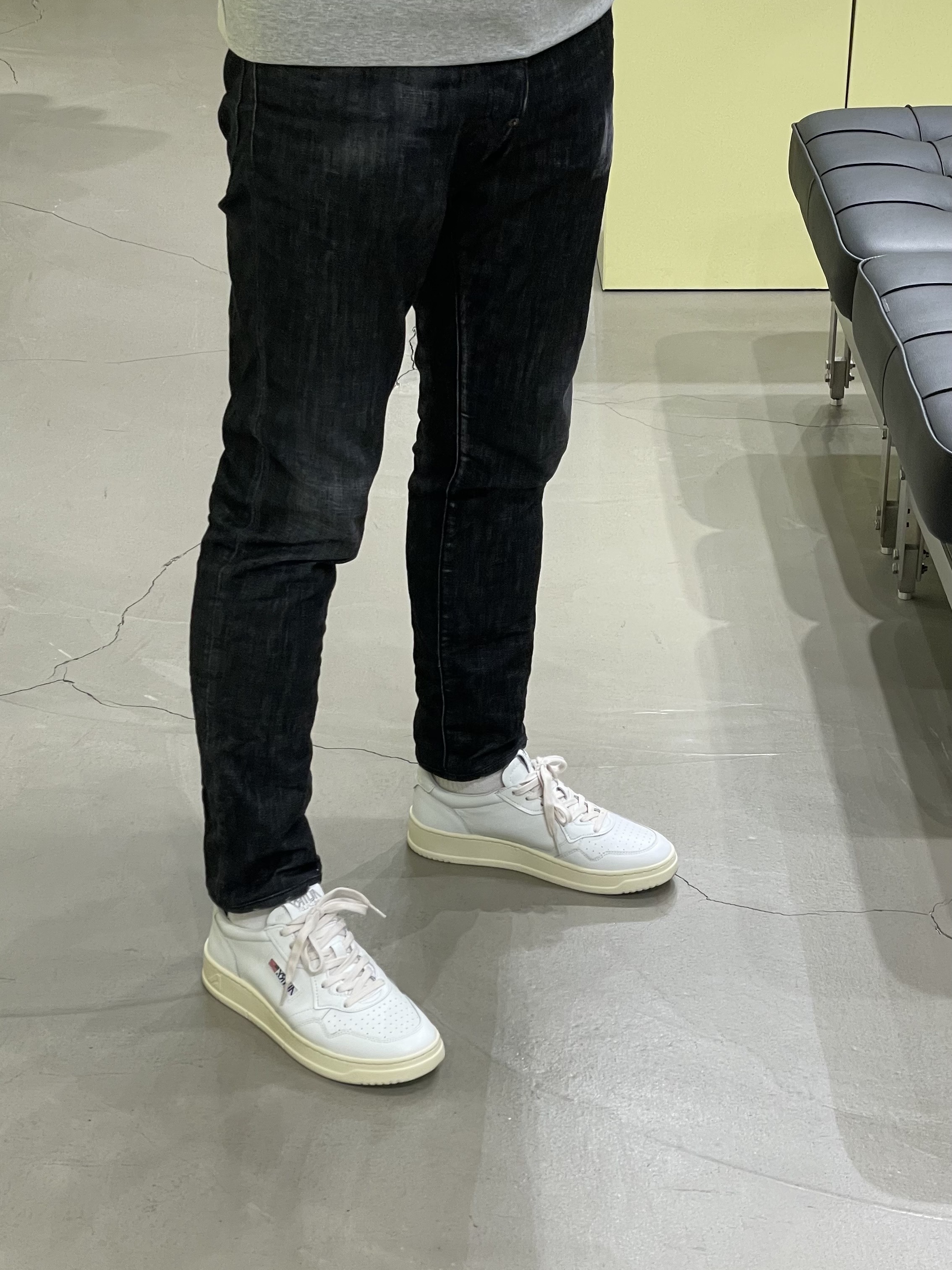 Autry Medalist Low Leather Sneakers White 착용 스타일 - 2