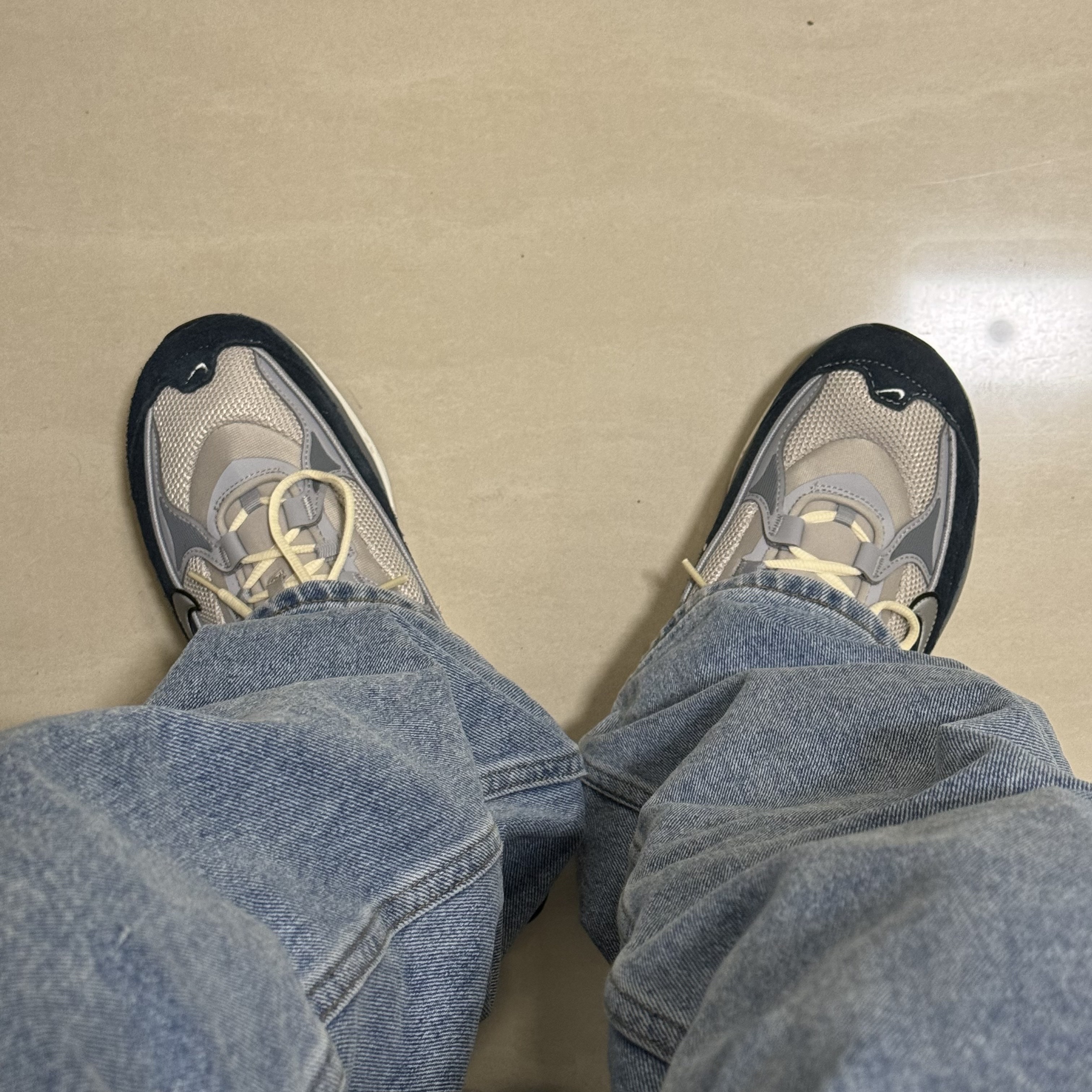(W) Nike Air Max Bliss Light Iron Ore Armory Navy 착용 스타일