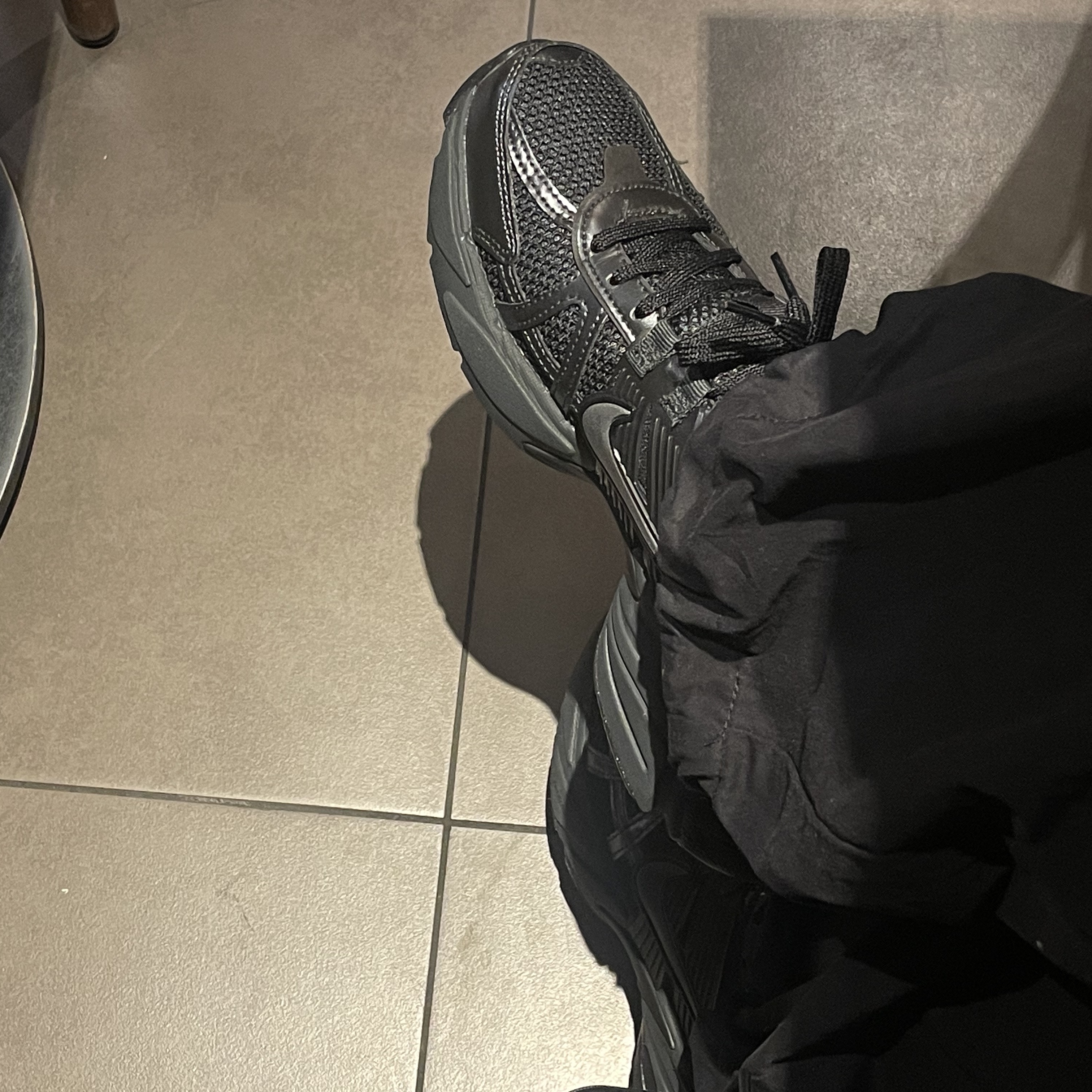 Nike V2K Run Black Anthracite 착용 스타일