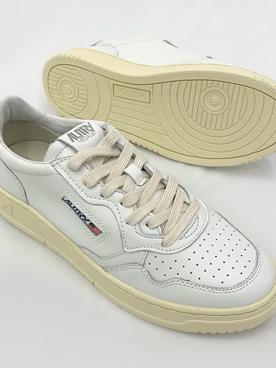 Autry Medalist Low Leather Sneakers White 착용 스타일 - 6
