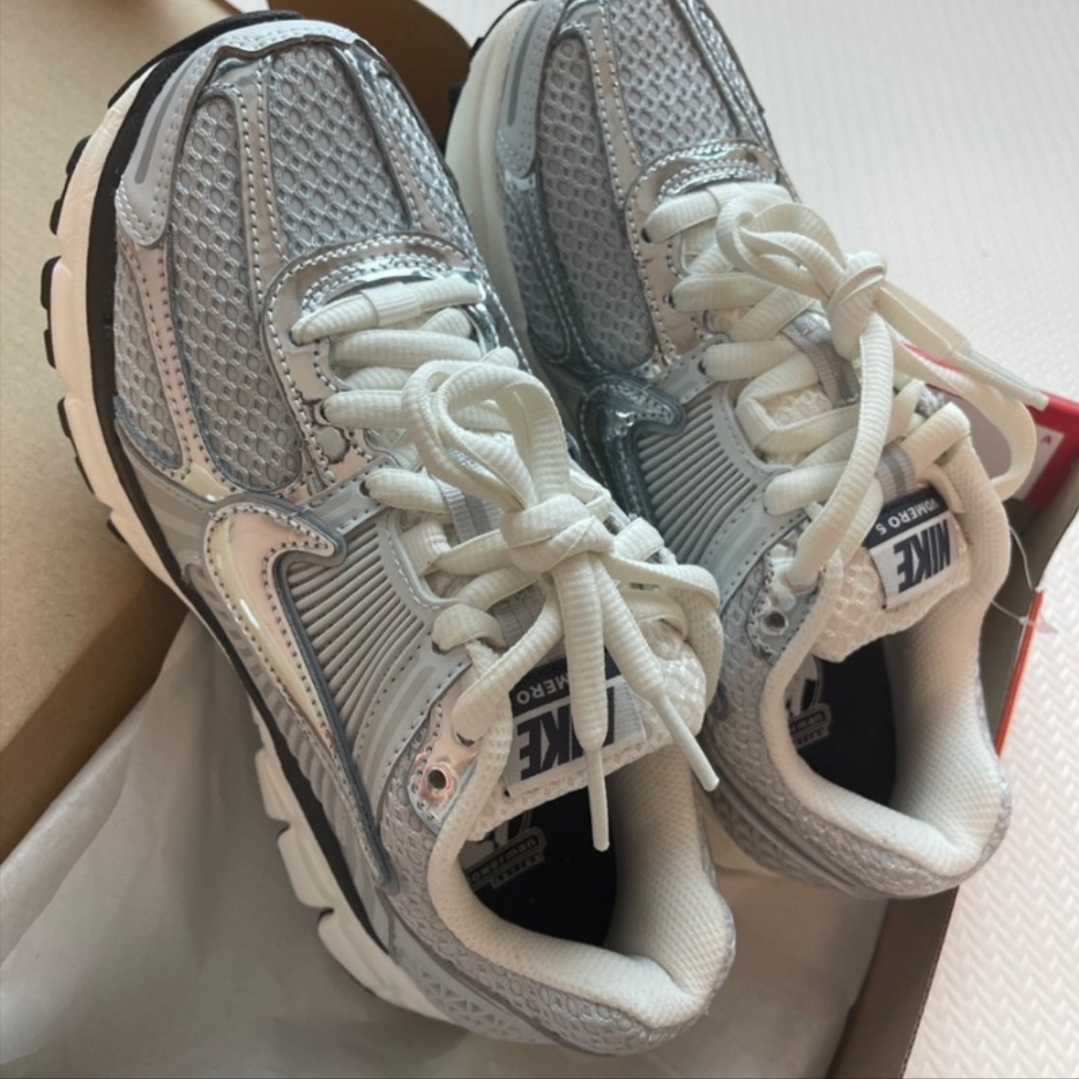 (W) Nike Zoom Vomero 5 Photon Dust and Metallic Silver 착용 스타일