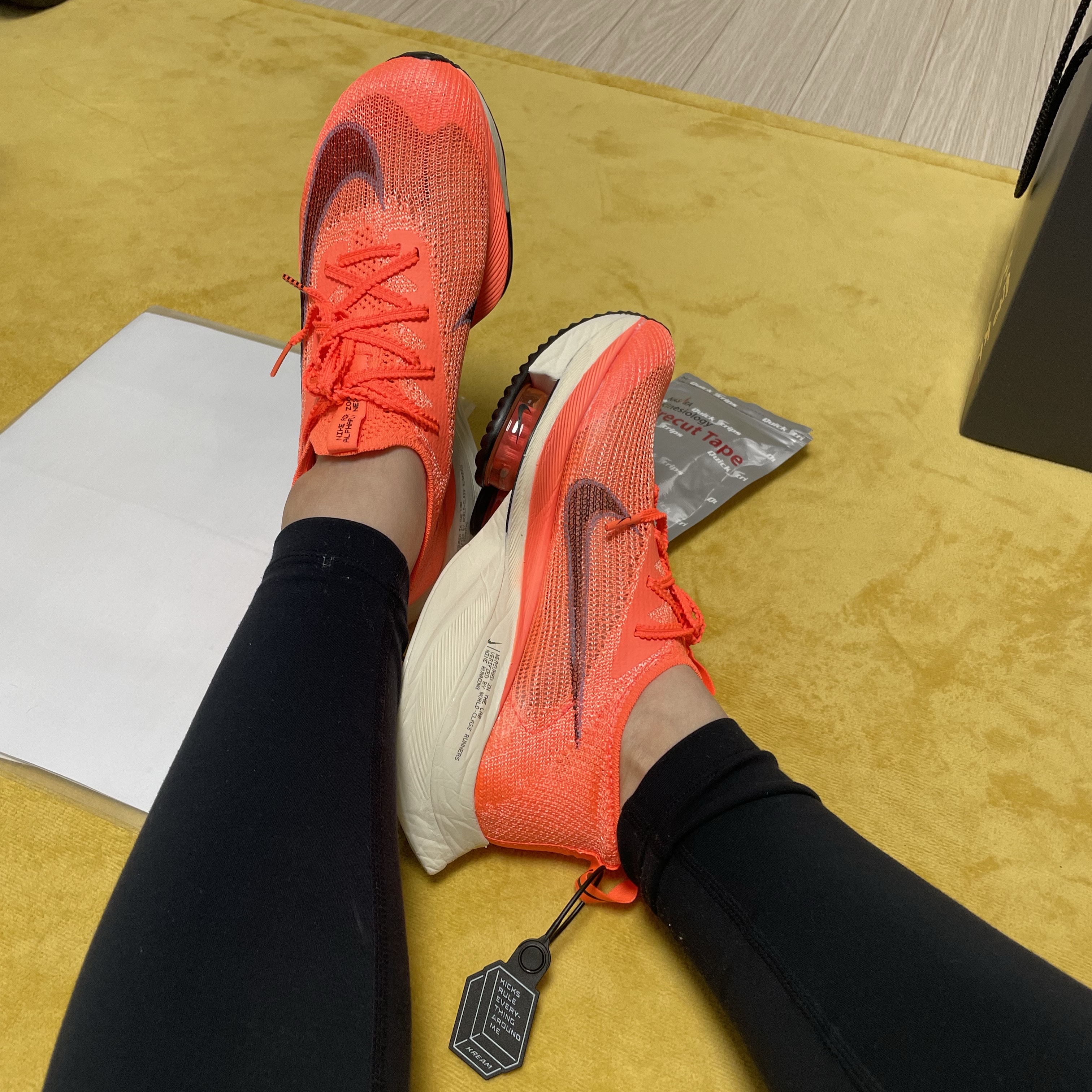 (W) Nike Air Zoom Alphafly Next% Bright Mango 착용 스타일 - 2