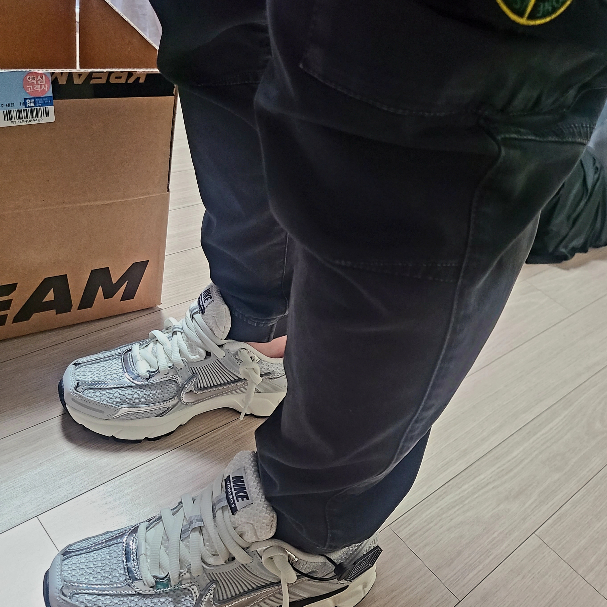 (W) Nike Zoom Vomero 5 Photon Dust and Metallic Silver 착용 스타일 - 2